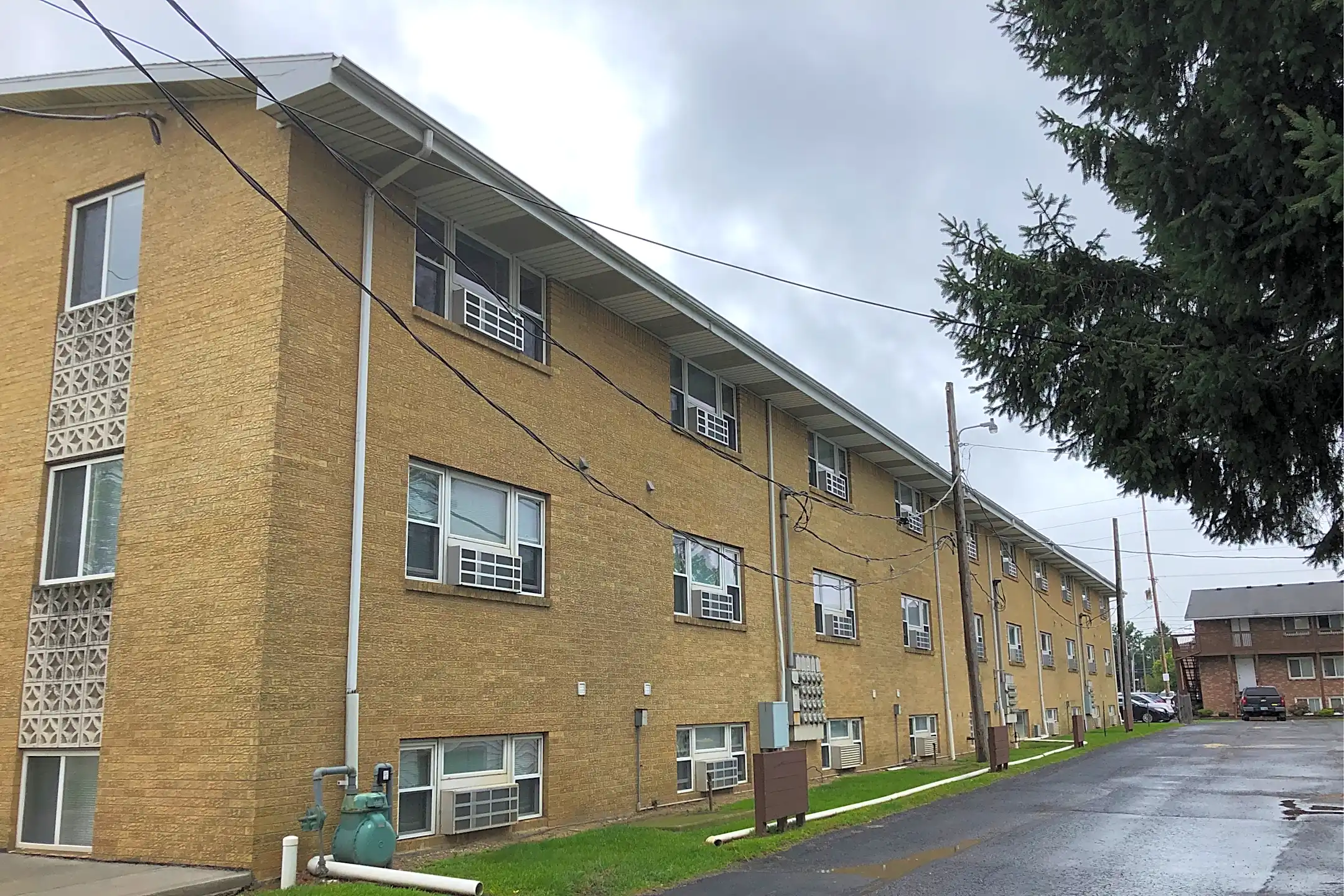 Pool - Thurstin Manor Apartment - Bowling Green, OH