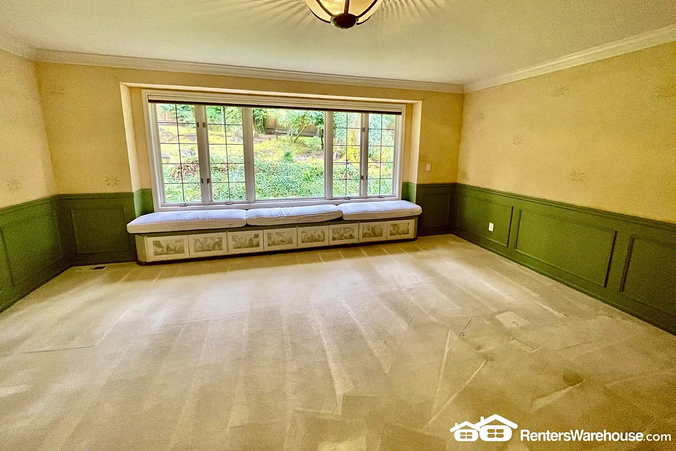 Living Room - 1668 100th Pl SE - Bellevue, WA