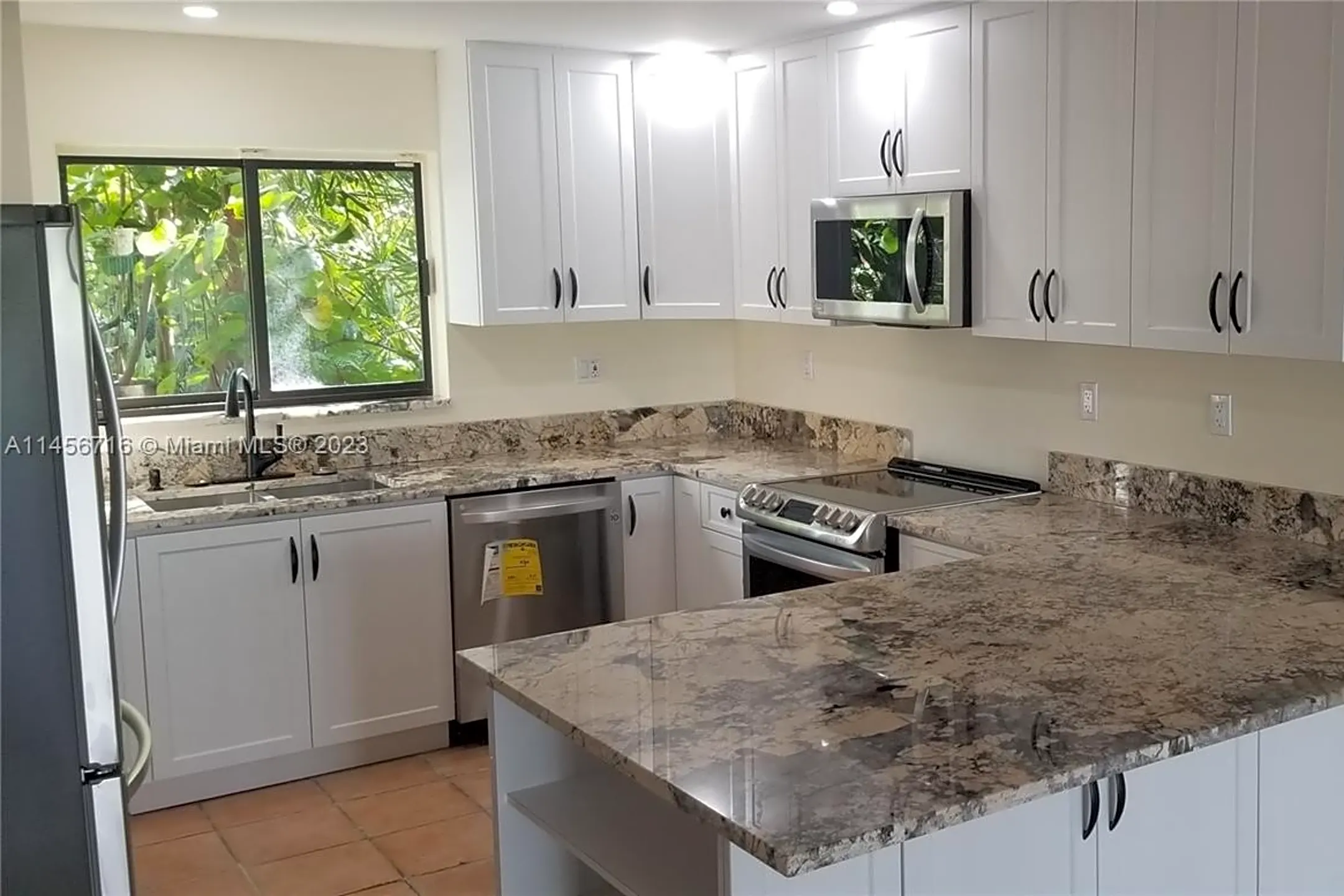 Kitchen - 1000 NW N River Dr #102 - Miami, FL