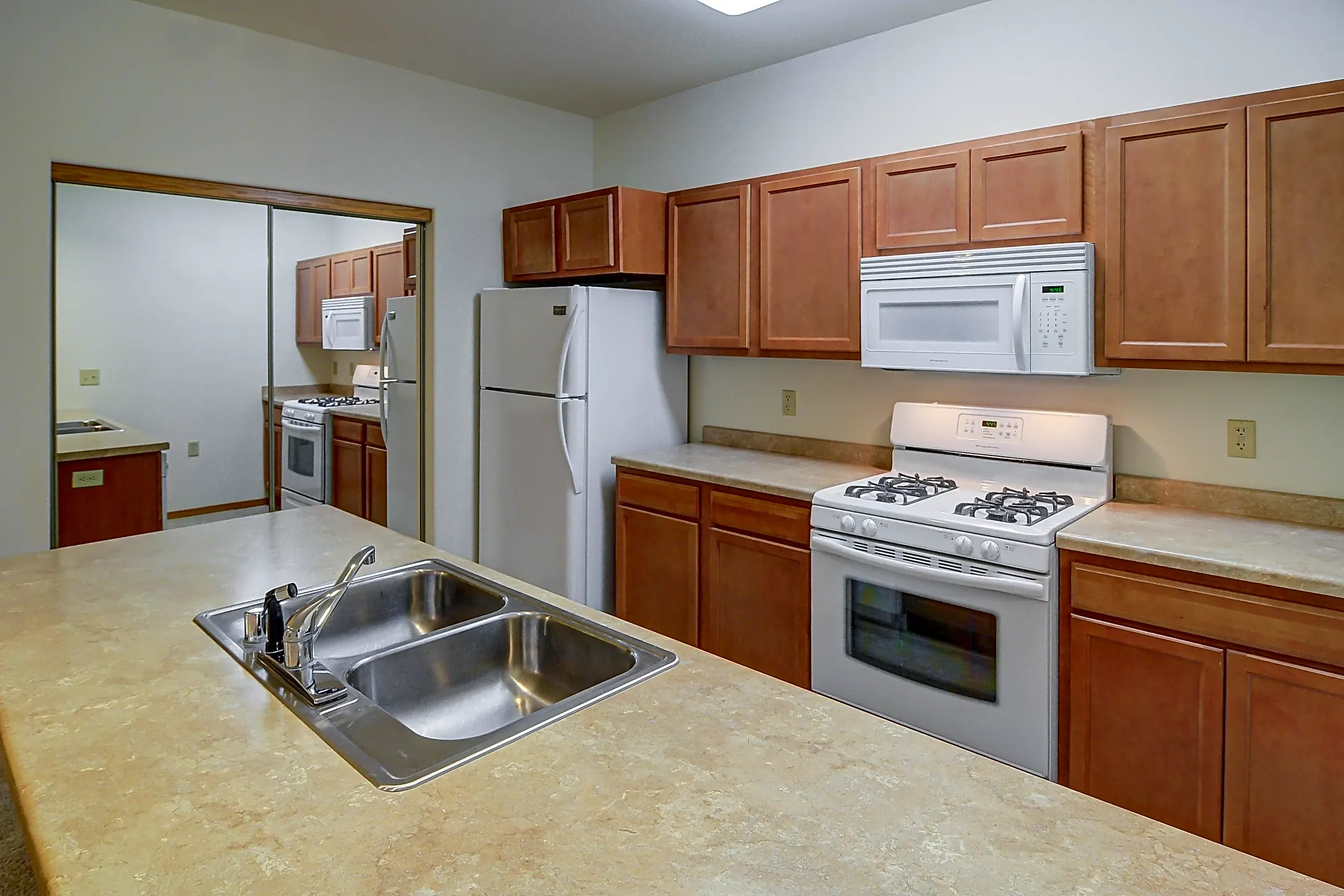 Woodsview Apartments 2717 Park Place Ln Janesville, WI Apartments