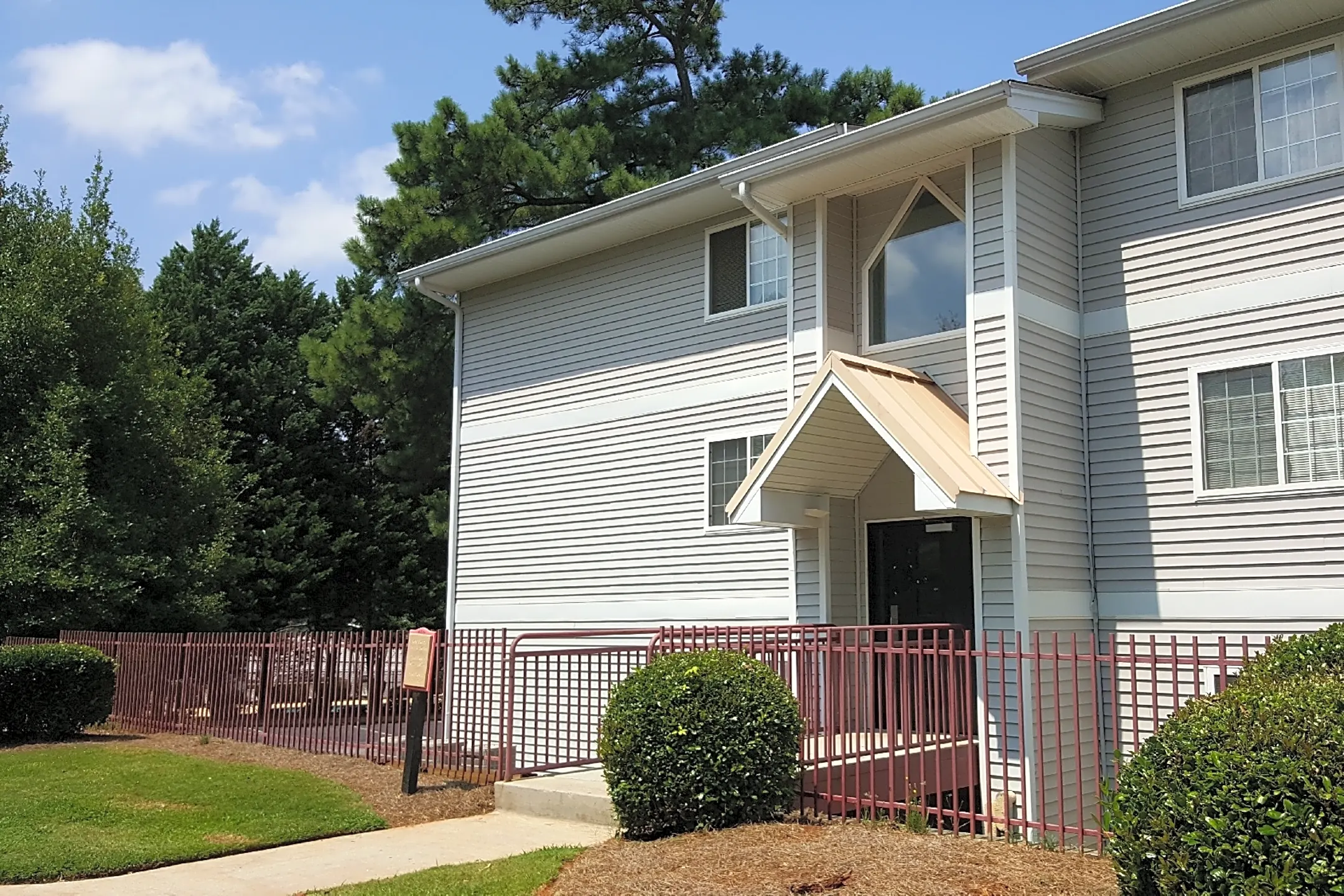 Spring Chase Apartments - 4949 Memorial Dr | Stone Mountain, GA for