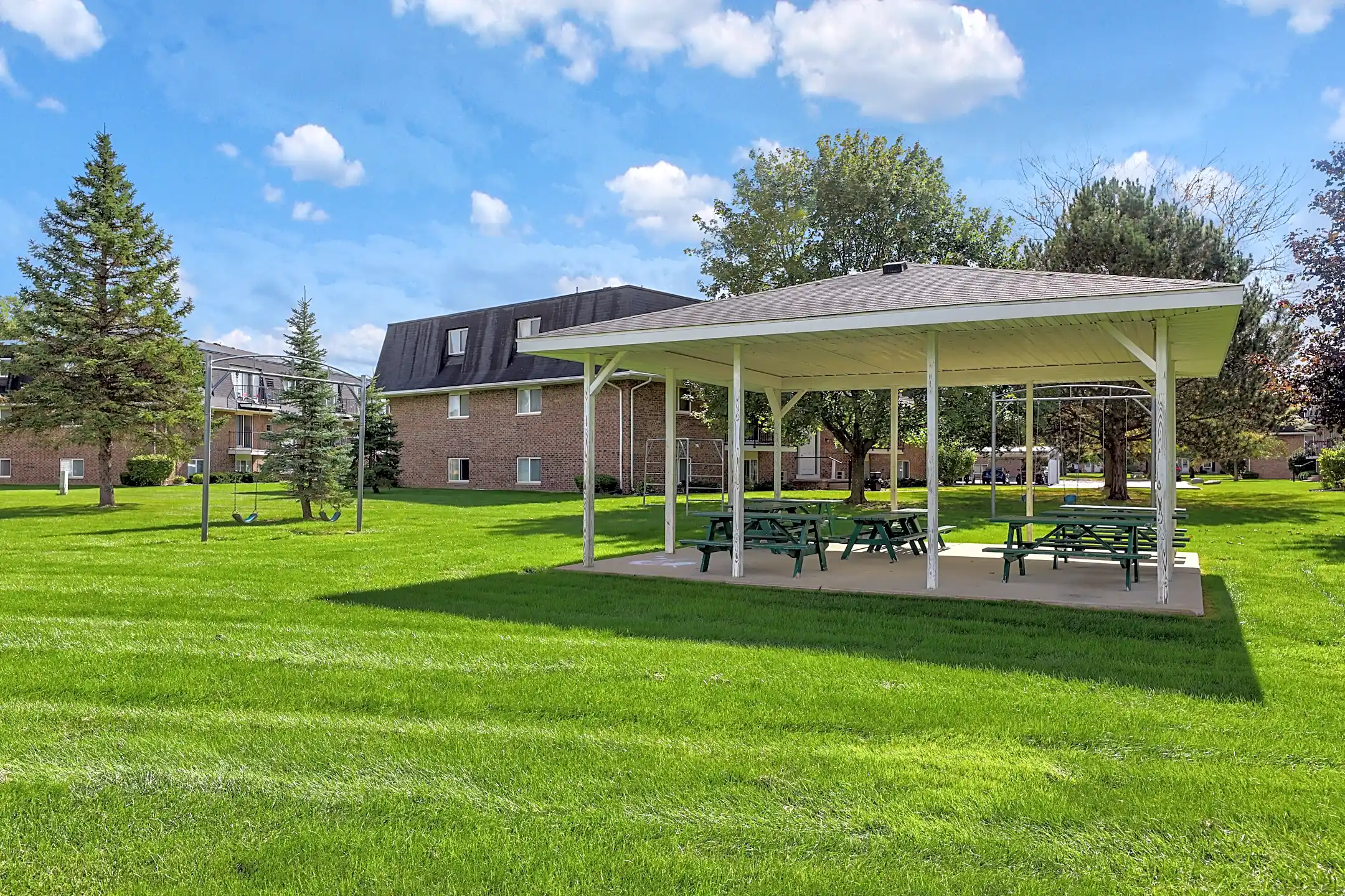 Silver Creek Apartments 11883 Silver Creek Dr Birch Run, MI for