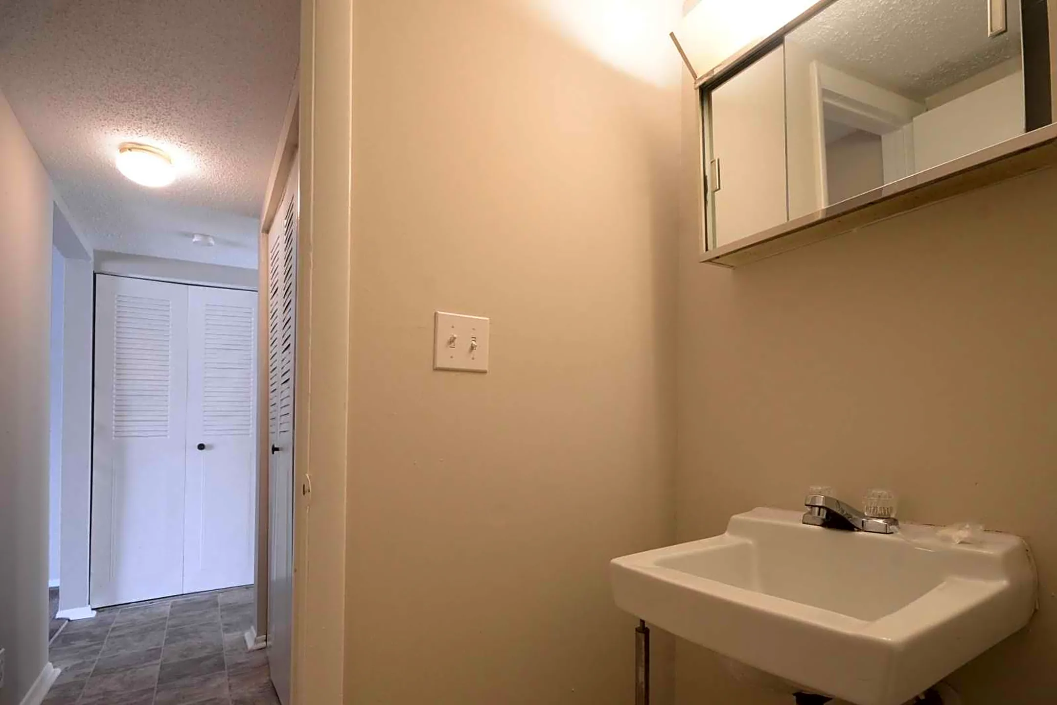Bathroom - Cedar Ridge Townhomes & Apartments - Anderson, IN