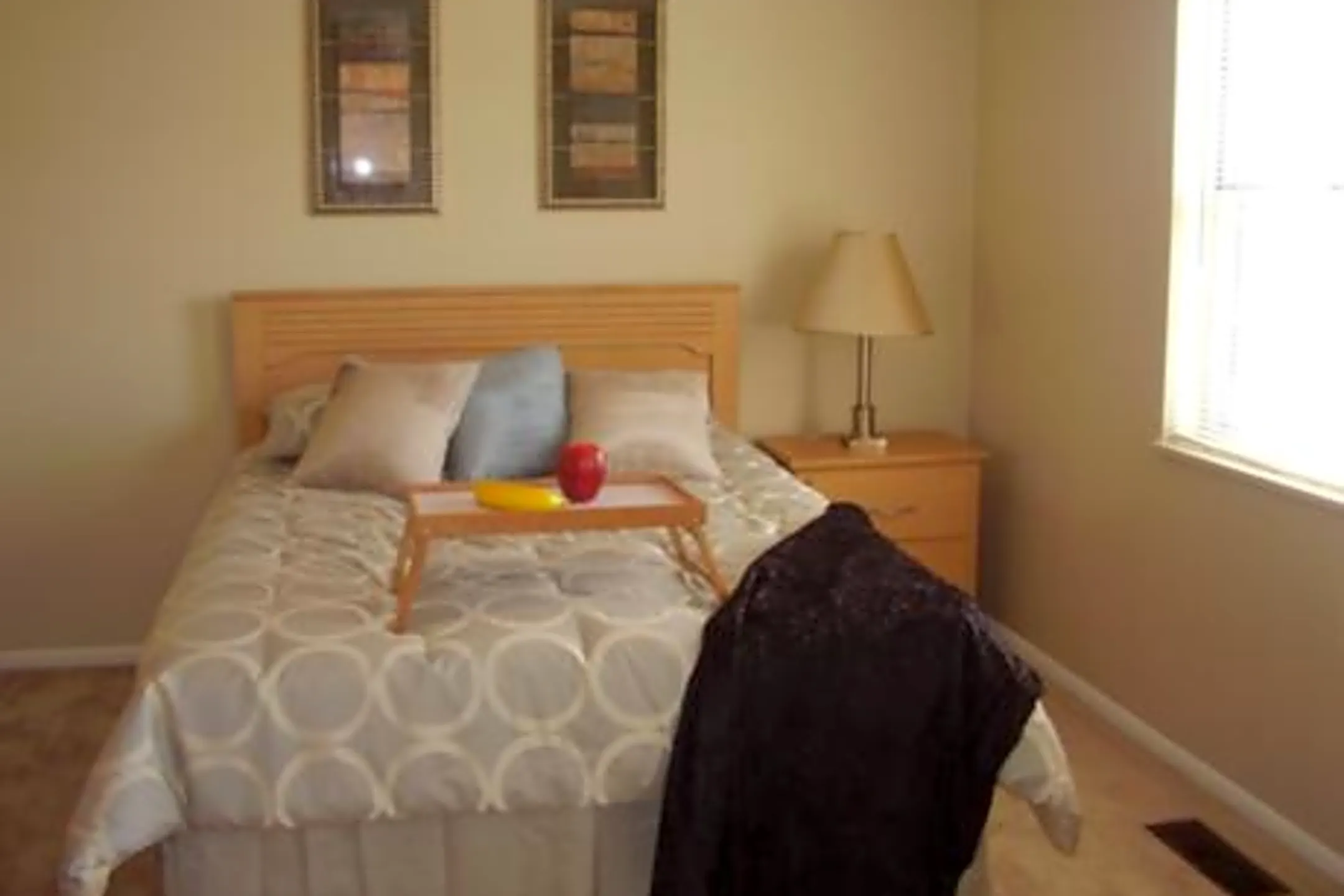 St. Clair Village 409 Carlyle E Belleville, IL Apartments for Rent