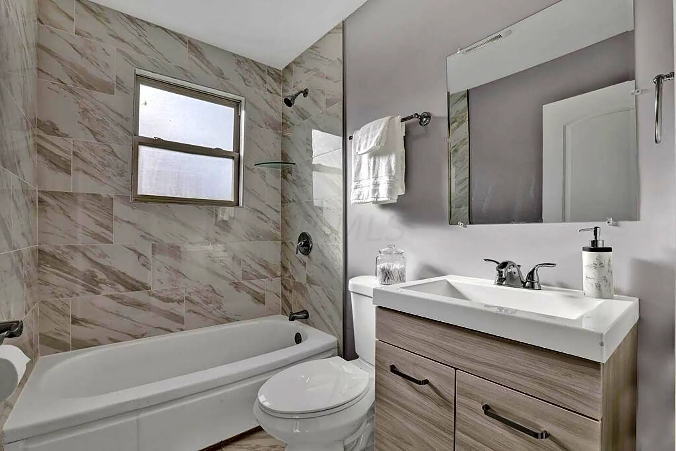 Bathroom - 1580 E Mound St - Columbus, OH