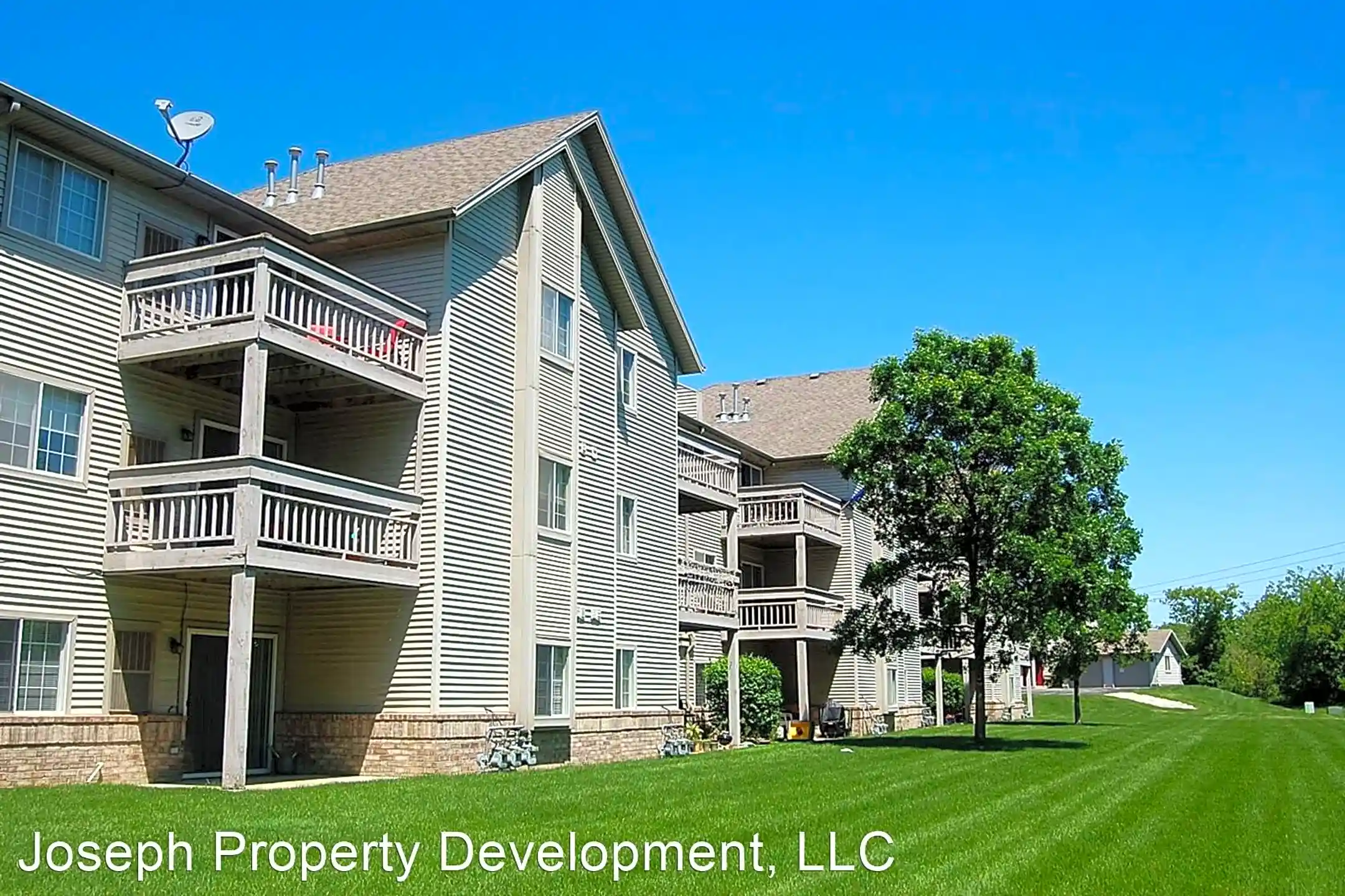 2600 2610 Fielding Lane Apartments Waukesha, WI 53188