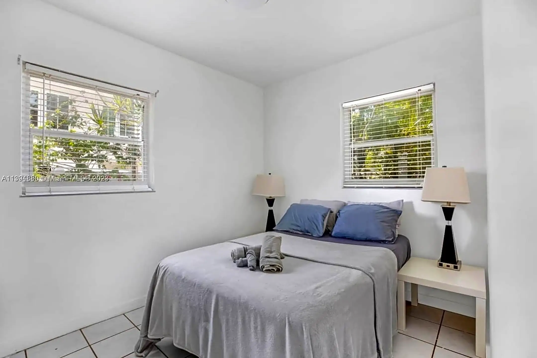 Bedroom - 910 NE 81st St #FRONT - Miami, FL