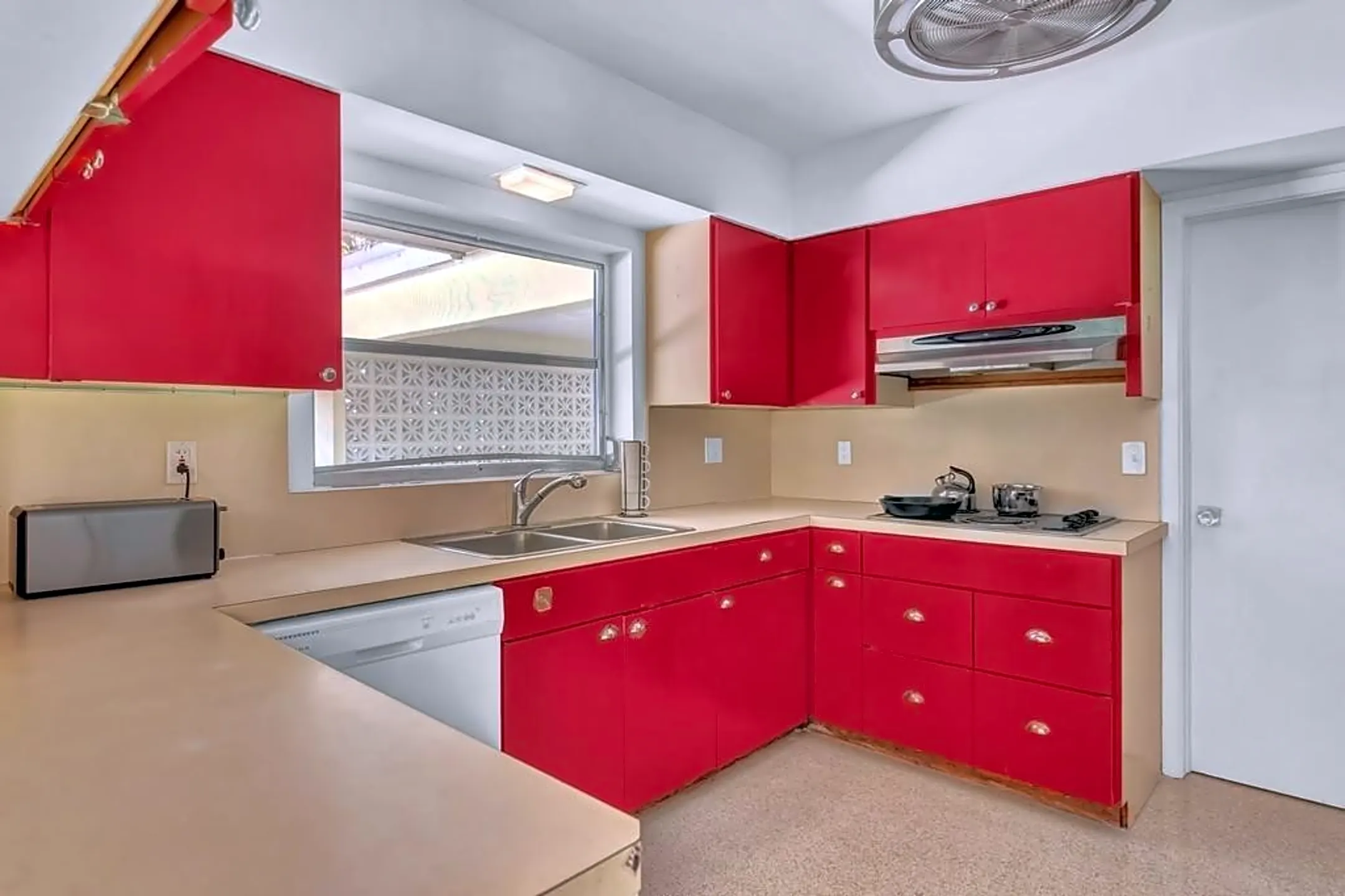 Kitchen - 328 Indian Lilac Rd - Vero Beach, FL
