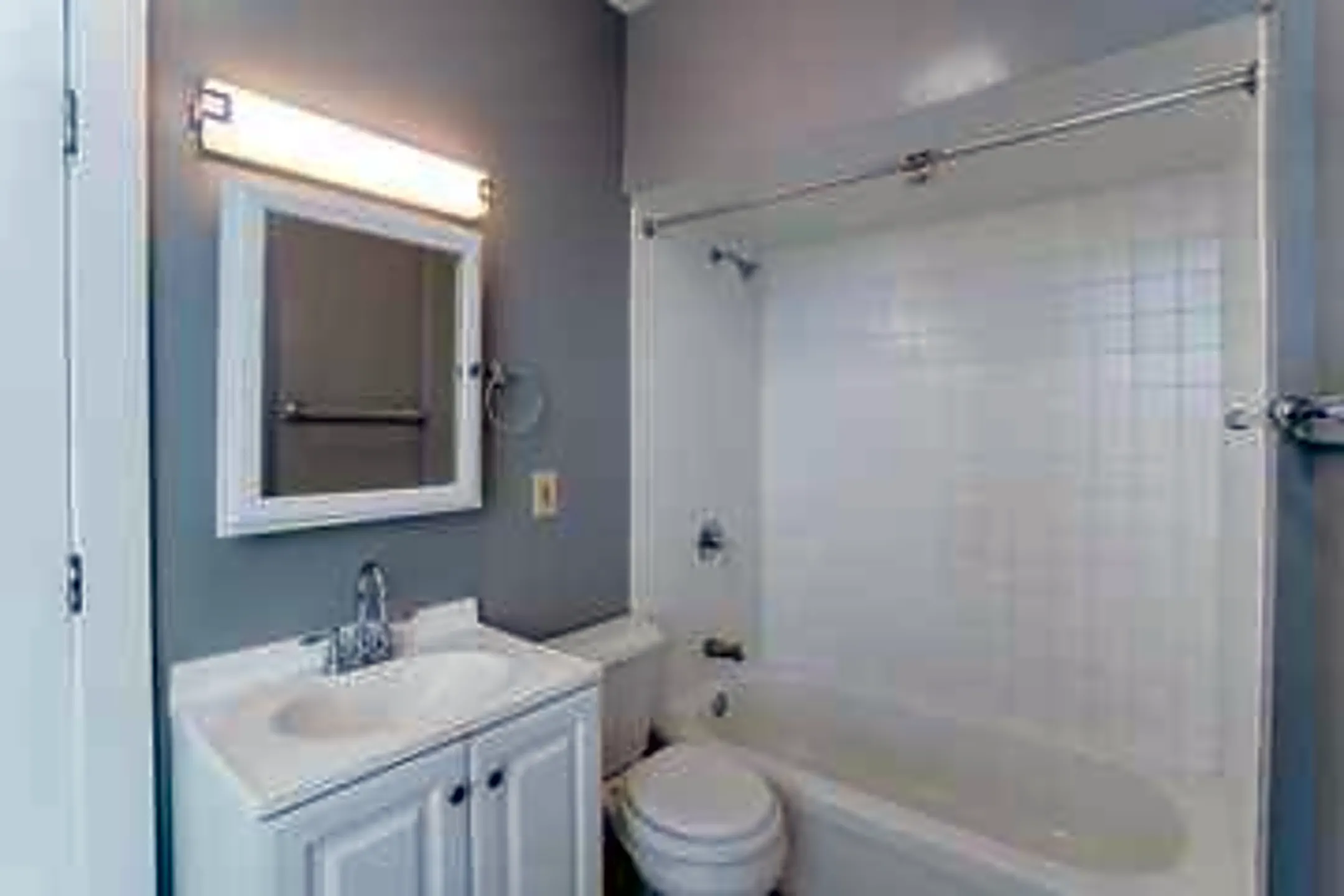 Bathroom - 852 Lincoln Ave - Cincinnati, OH