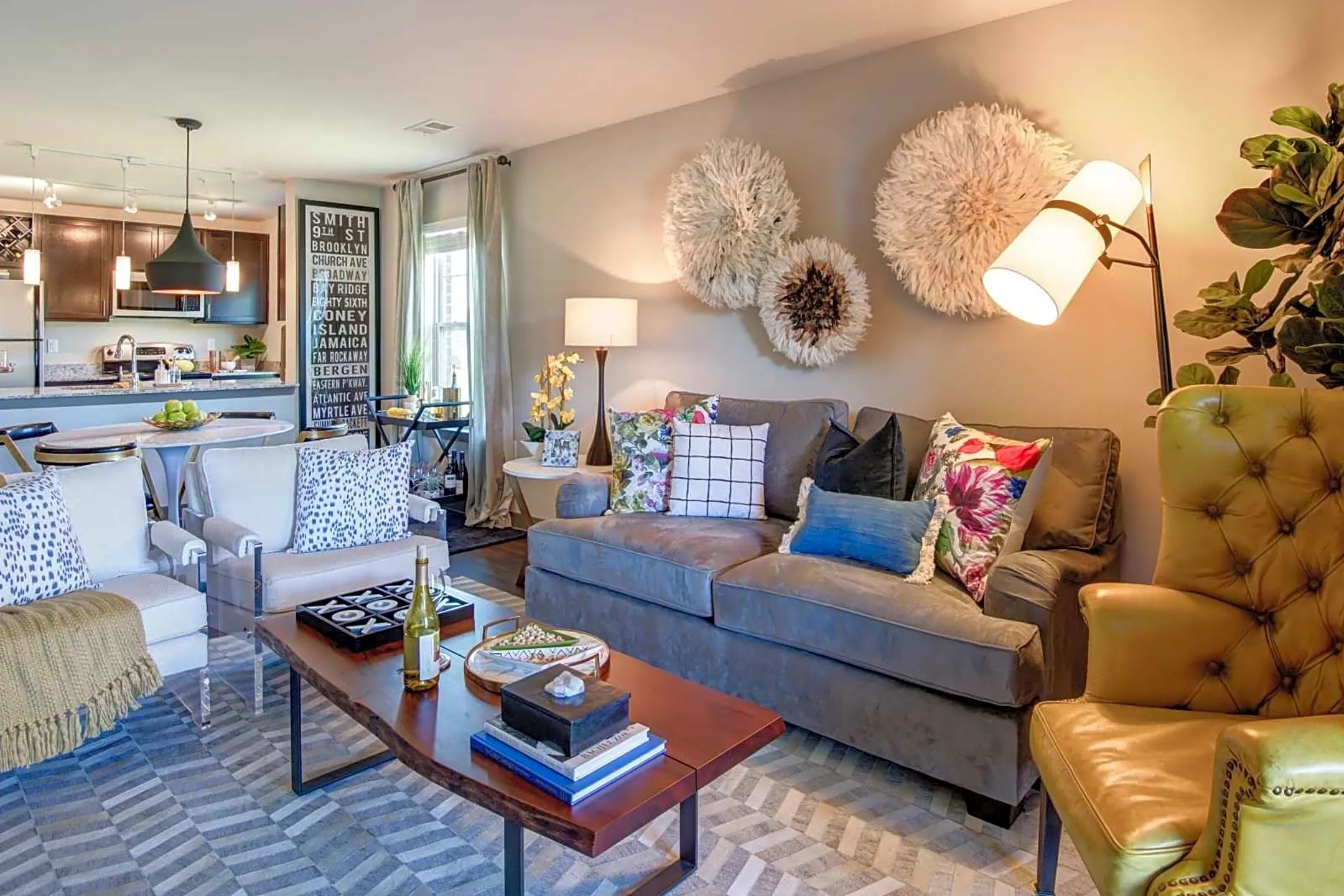 Living Room - The Retreat Apartments - Roanoke, VA