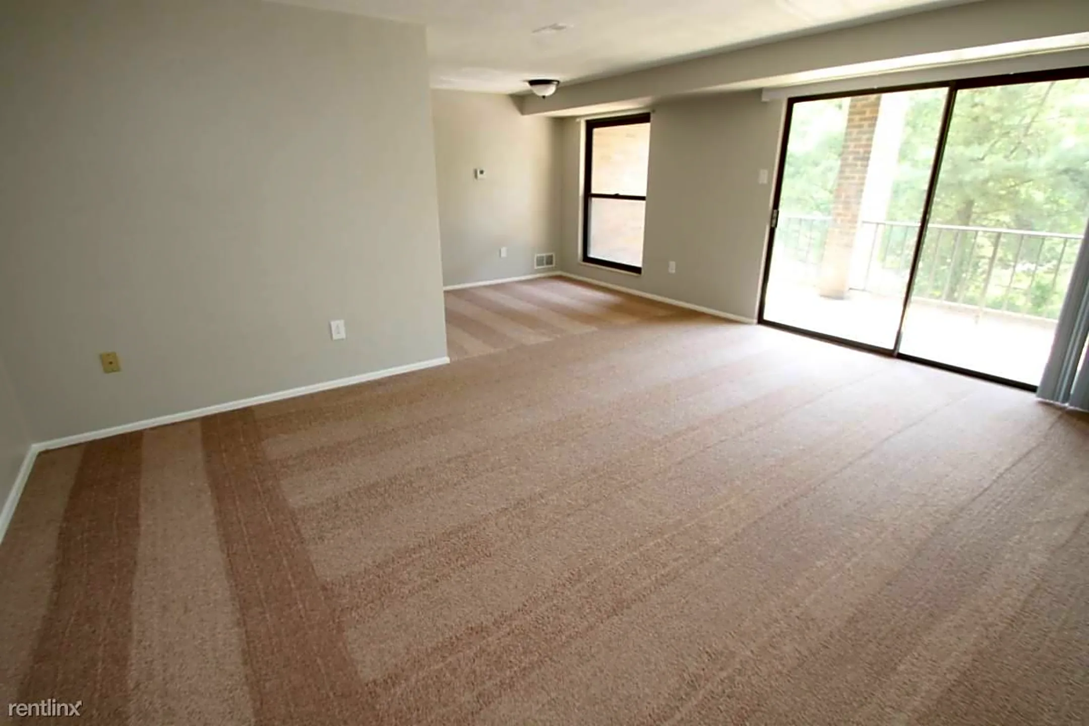 Living Room - 5520 Library Rd - Bethel Park, PA