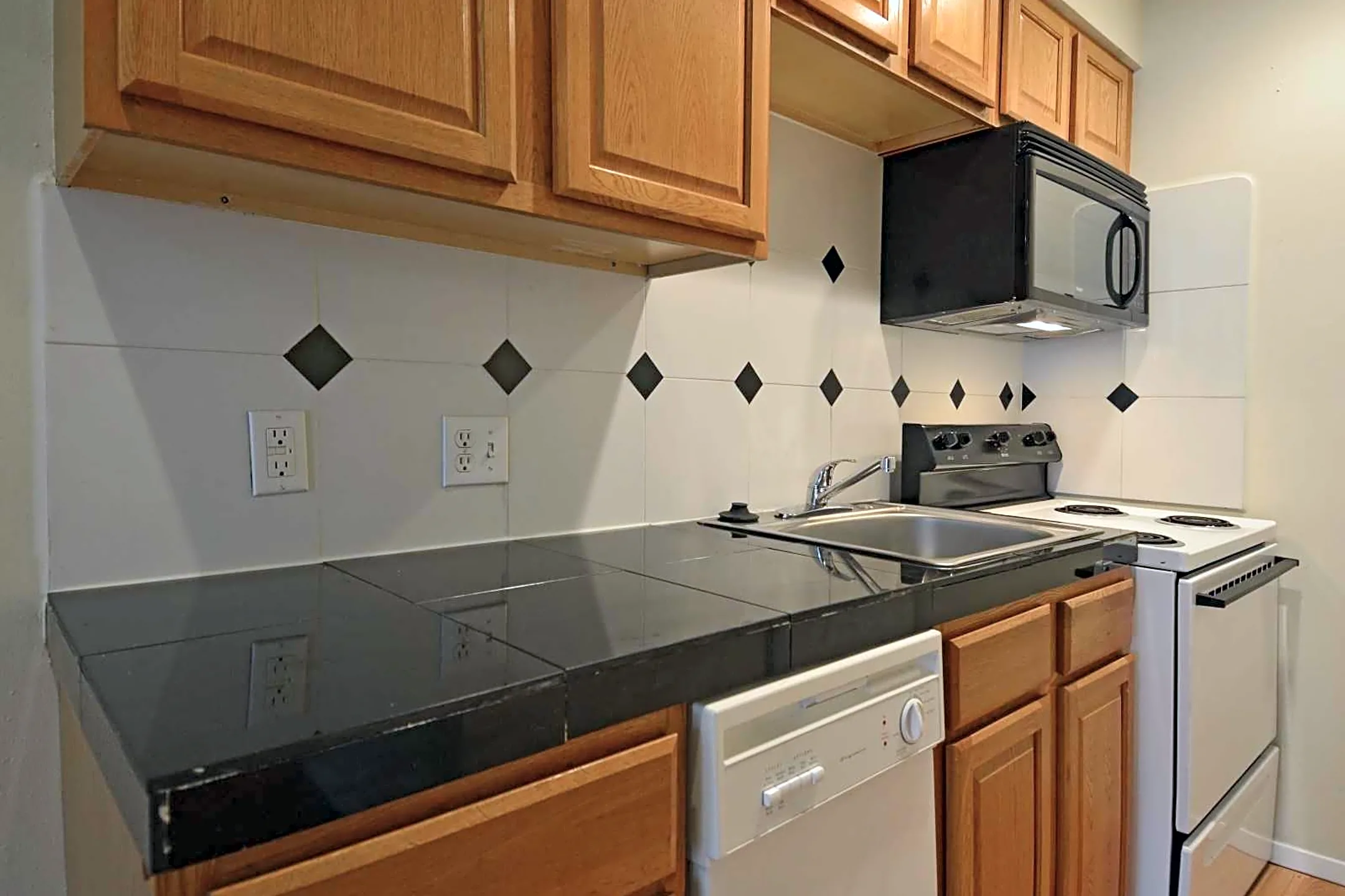 Kitchen - Parkway Circle Apartments - College Station, TX