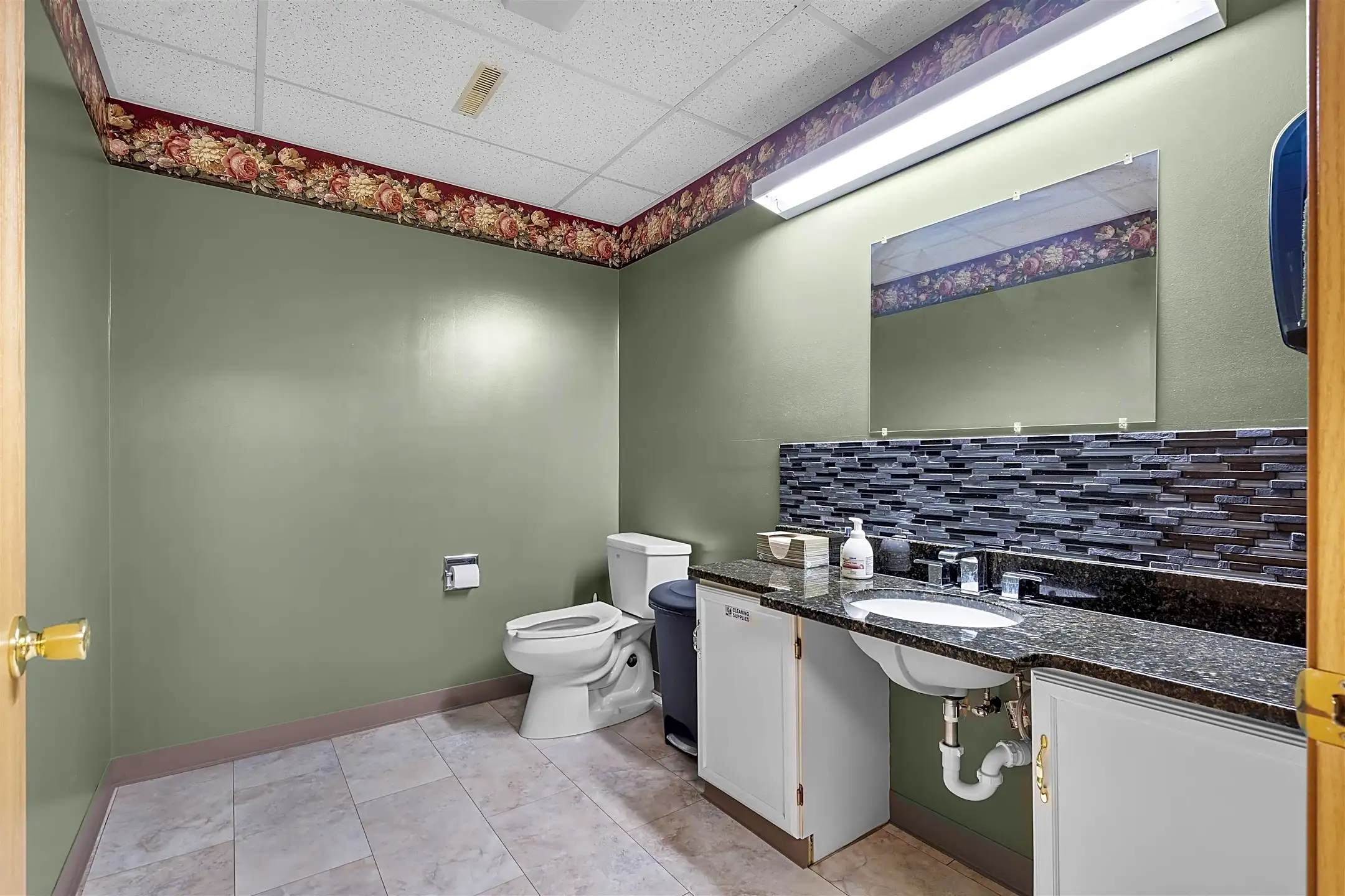 Bathroom - 613 16th Ave SE - Dyersville, IA