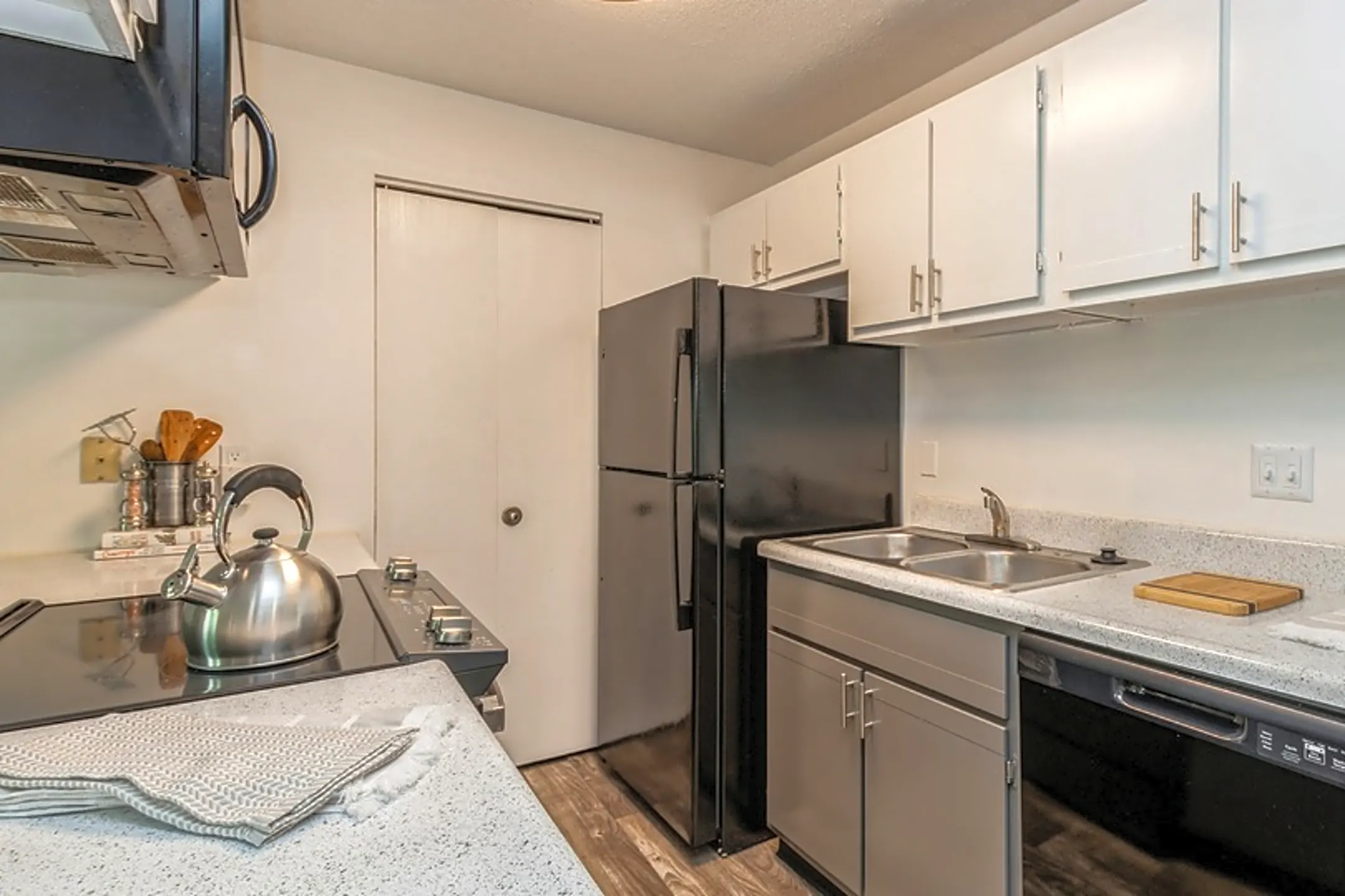 Kitchen - Renew Cross Creek - Saint Louis, MO