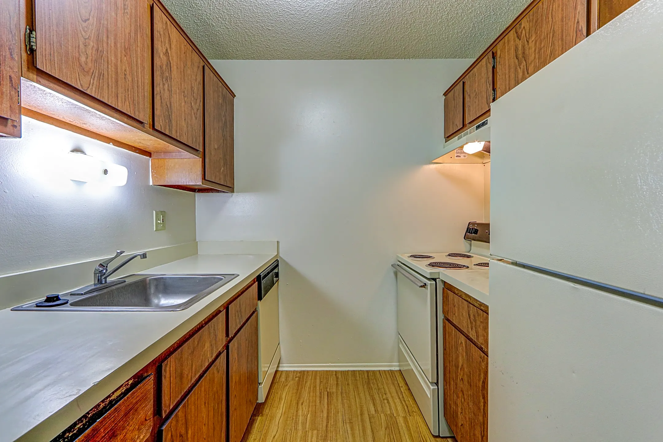 Bridgewood Apartments 25891 Bridgewood Ln Brownstown, MI Apartments