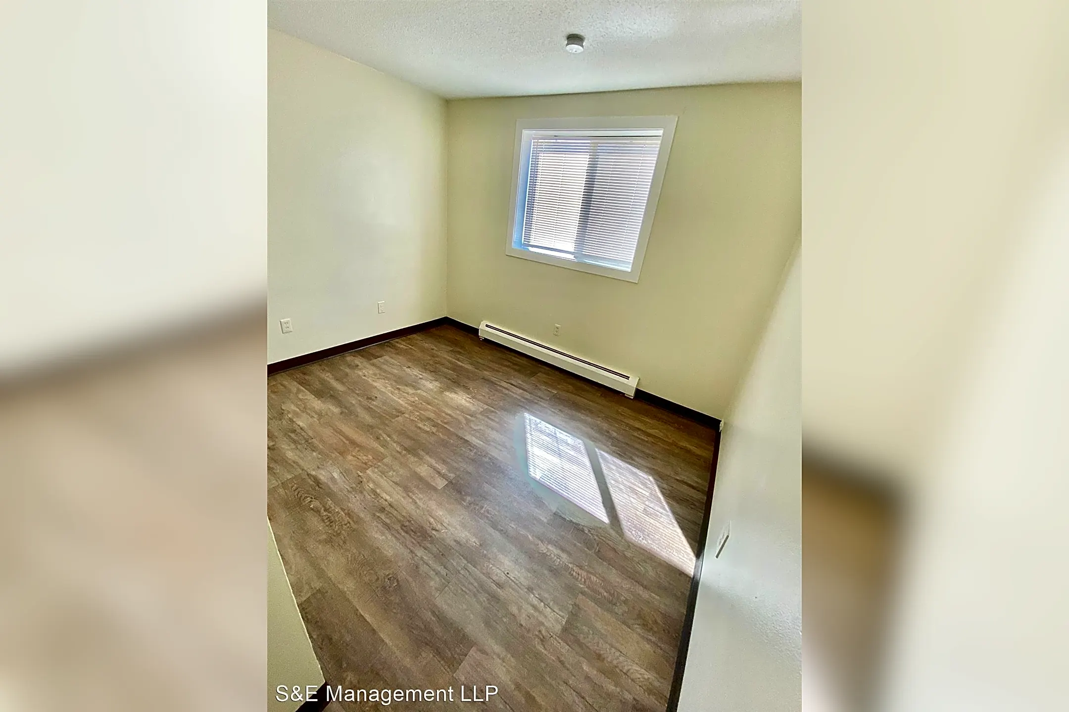 3927 W Broadway Apartments Robbinsdale, MN 55422