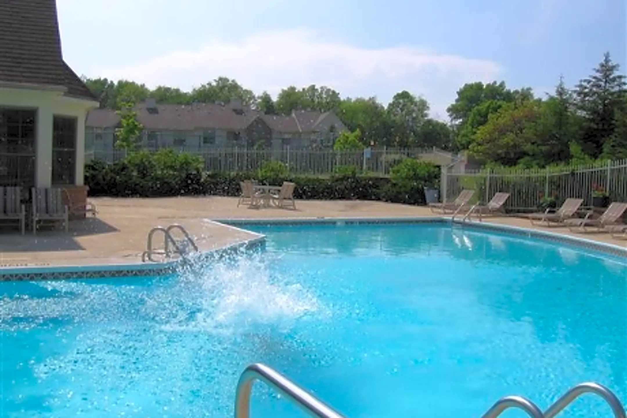Brookwood Farms Apartments - South Lyon, MI