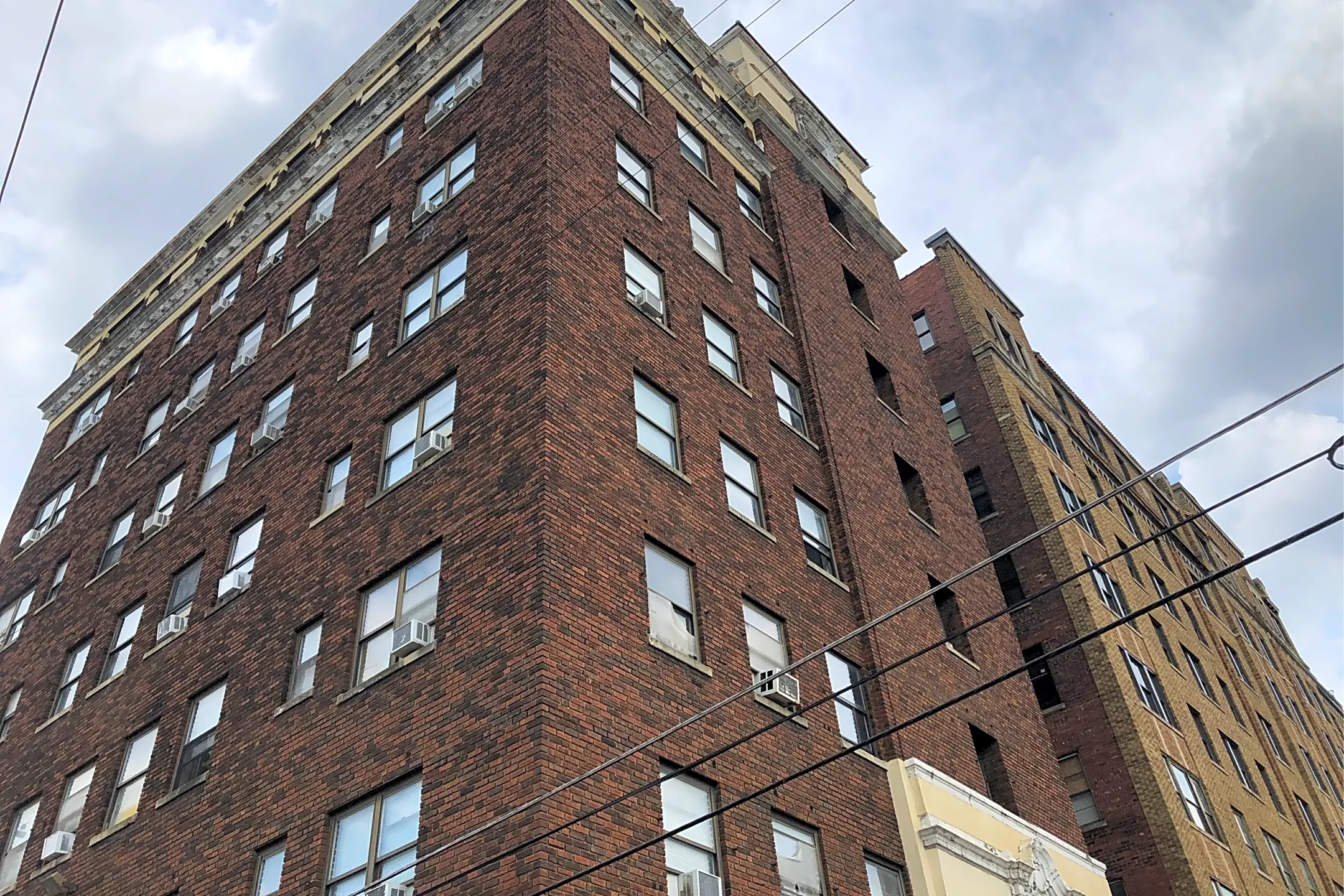 Hampton Hall Apartments - 209 York St | Louisville, KY for Rent | Rent.