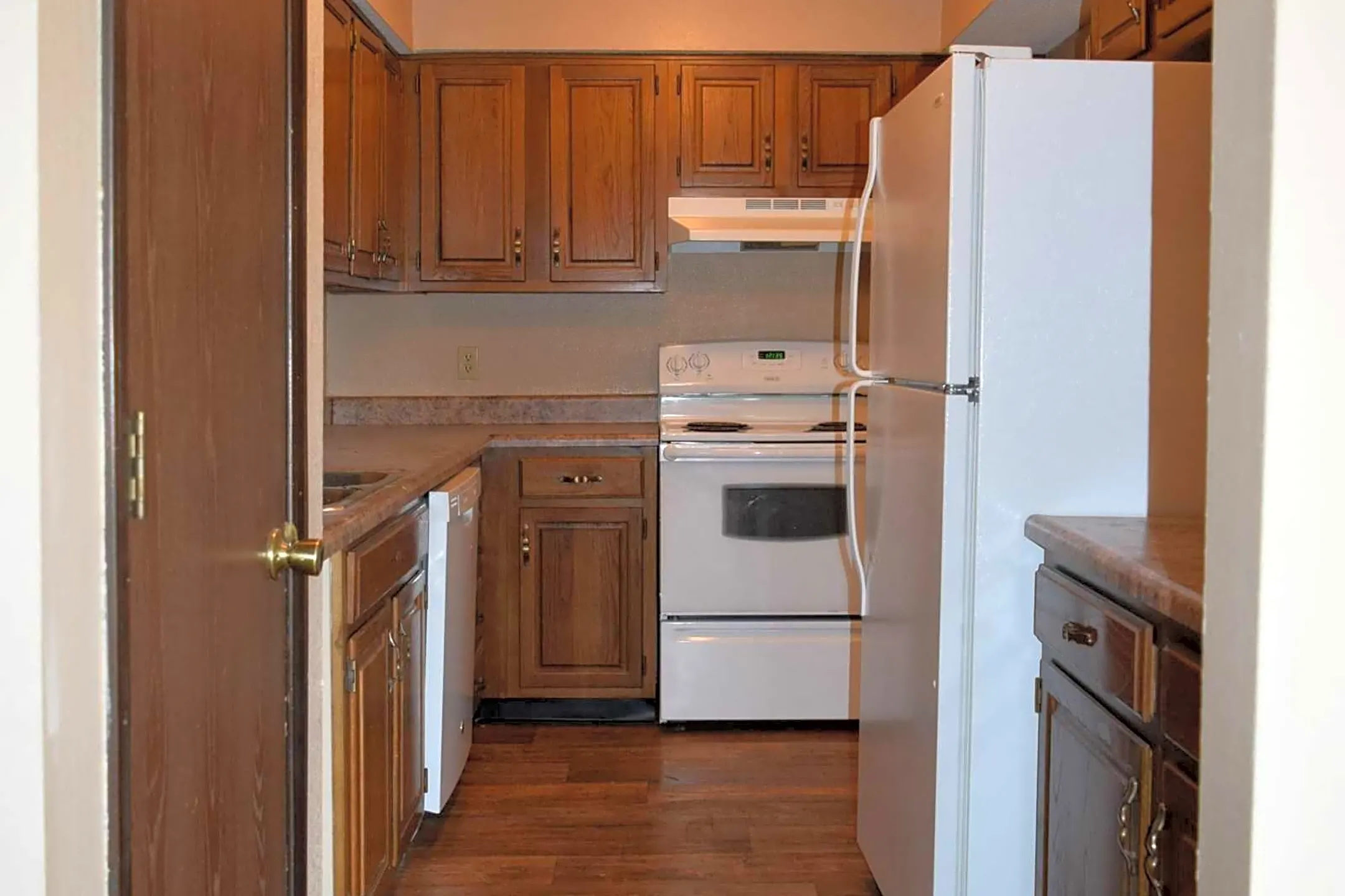 Kitchen - The Aragon Apartments - Wichita, KS