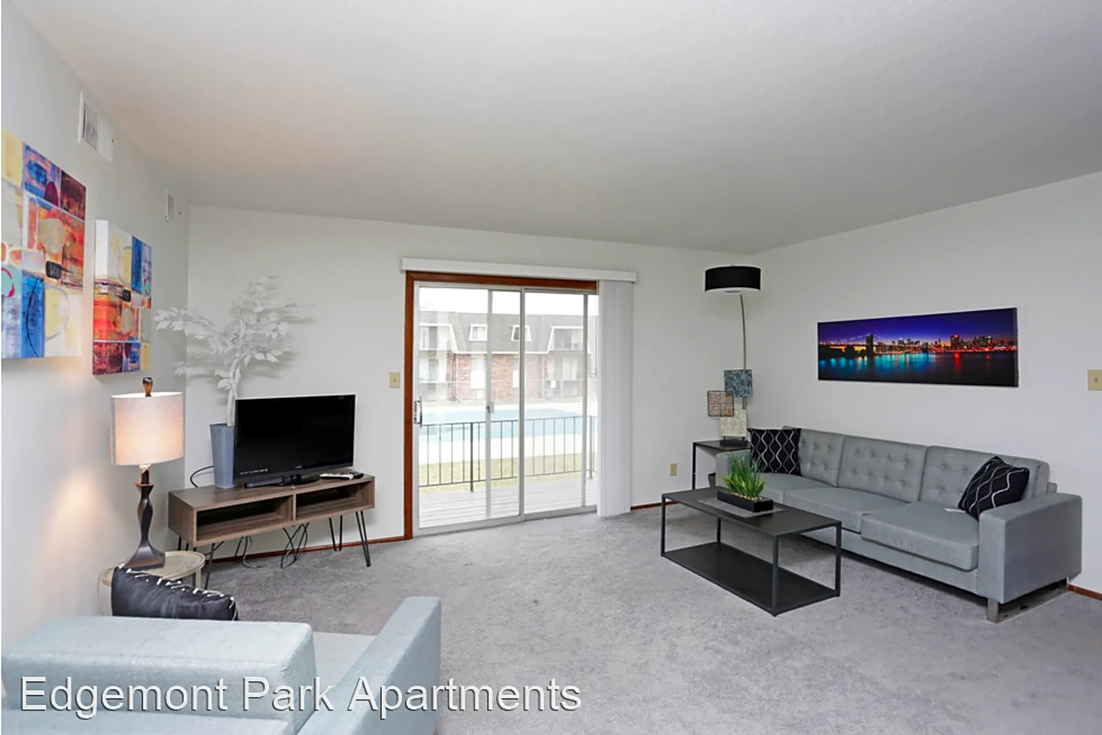Living Room - Edgemont Park Apartments - Waterloo, IA