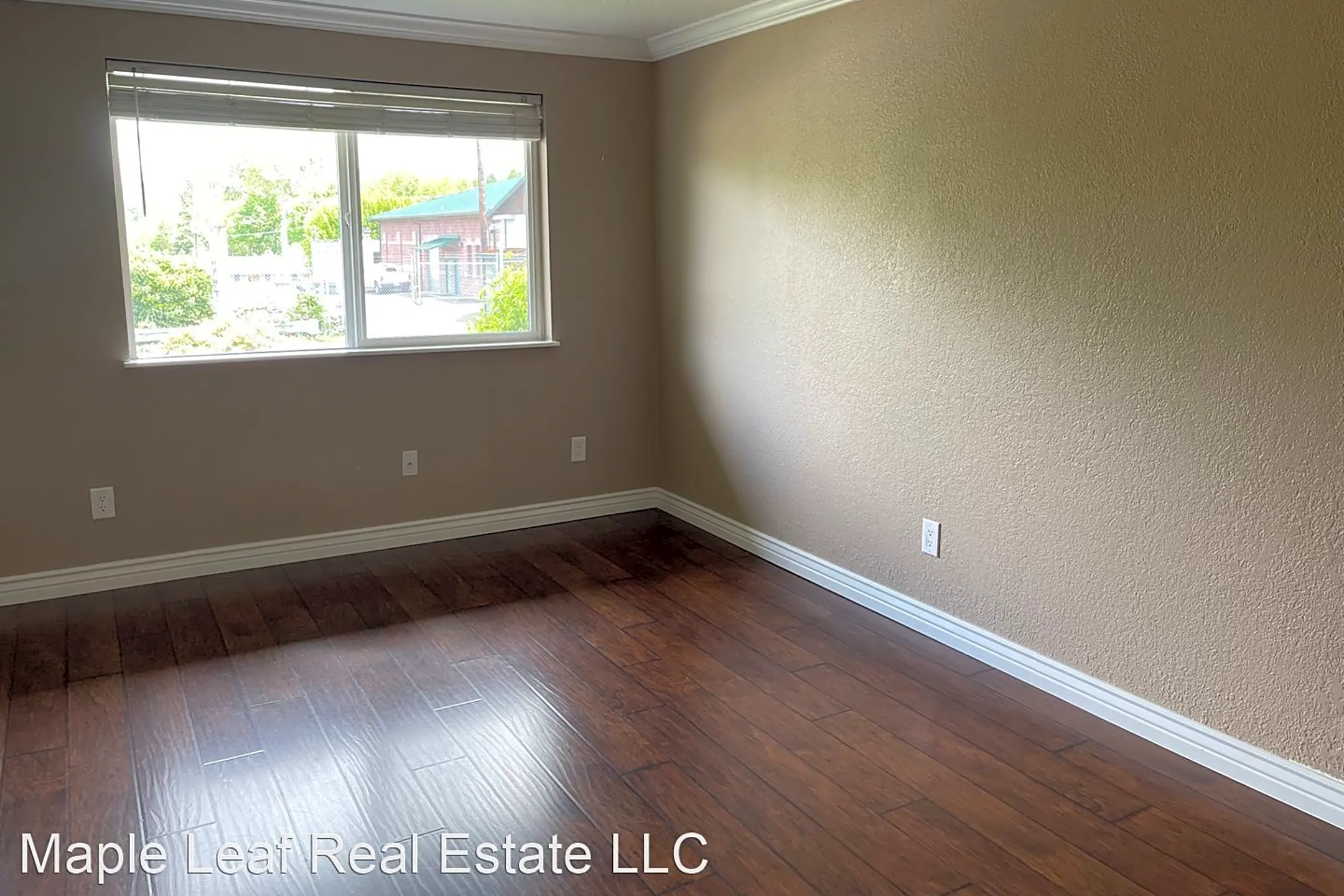 Building - 126 W Burke Ave - Arlington, WA