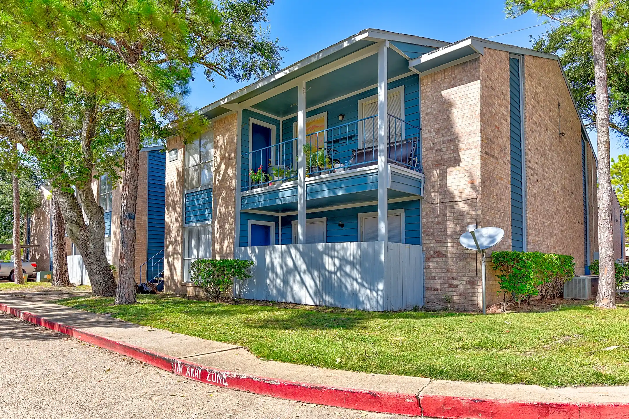 Casa Nube en Bissonnet 9700 Court Glen Dr Houston TX Apartments