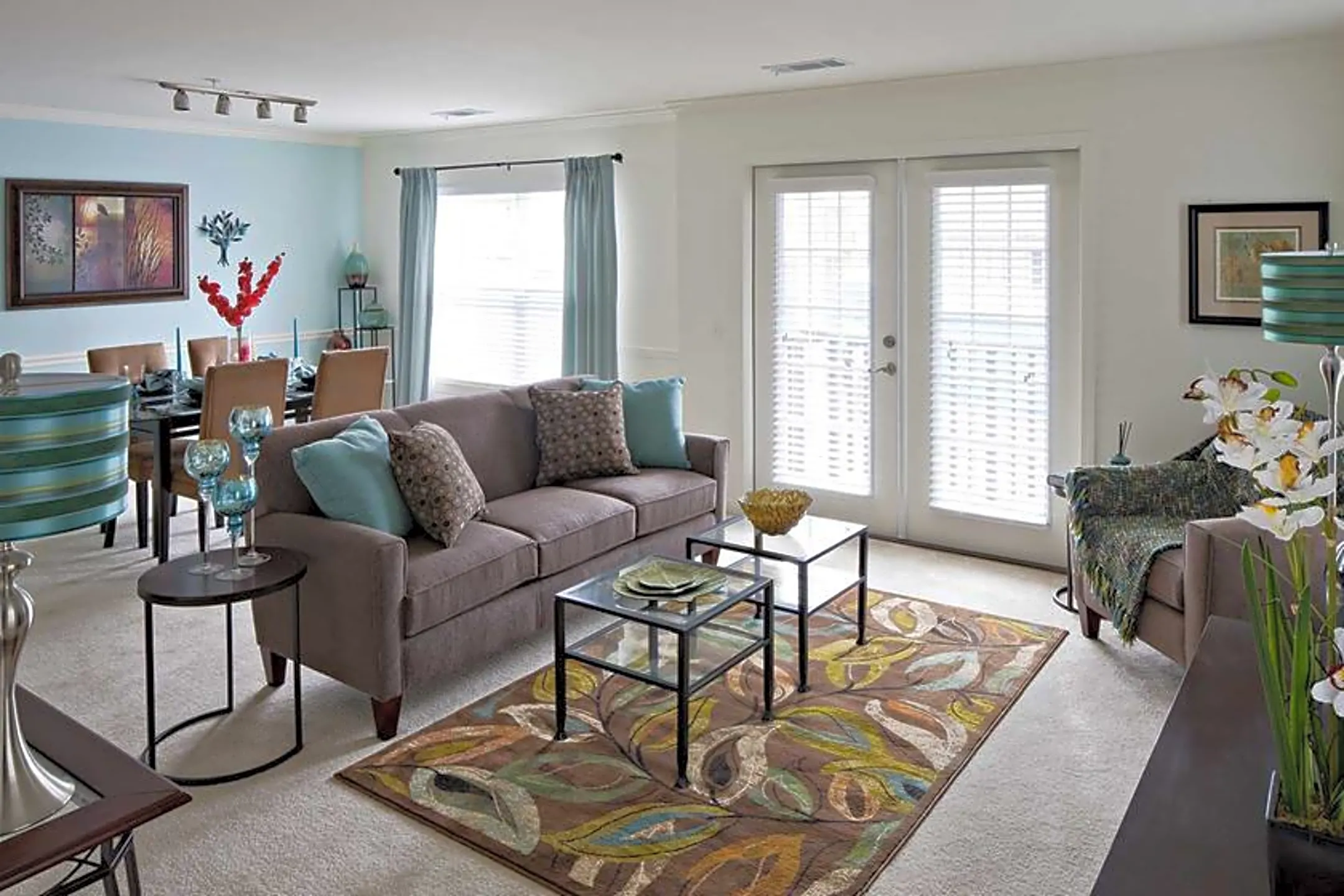 Living Room - White Oaks At Wilton - Wilton, CT