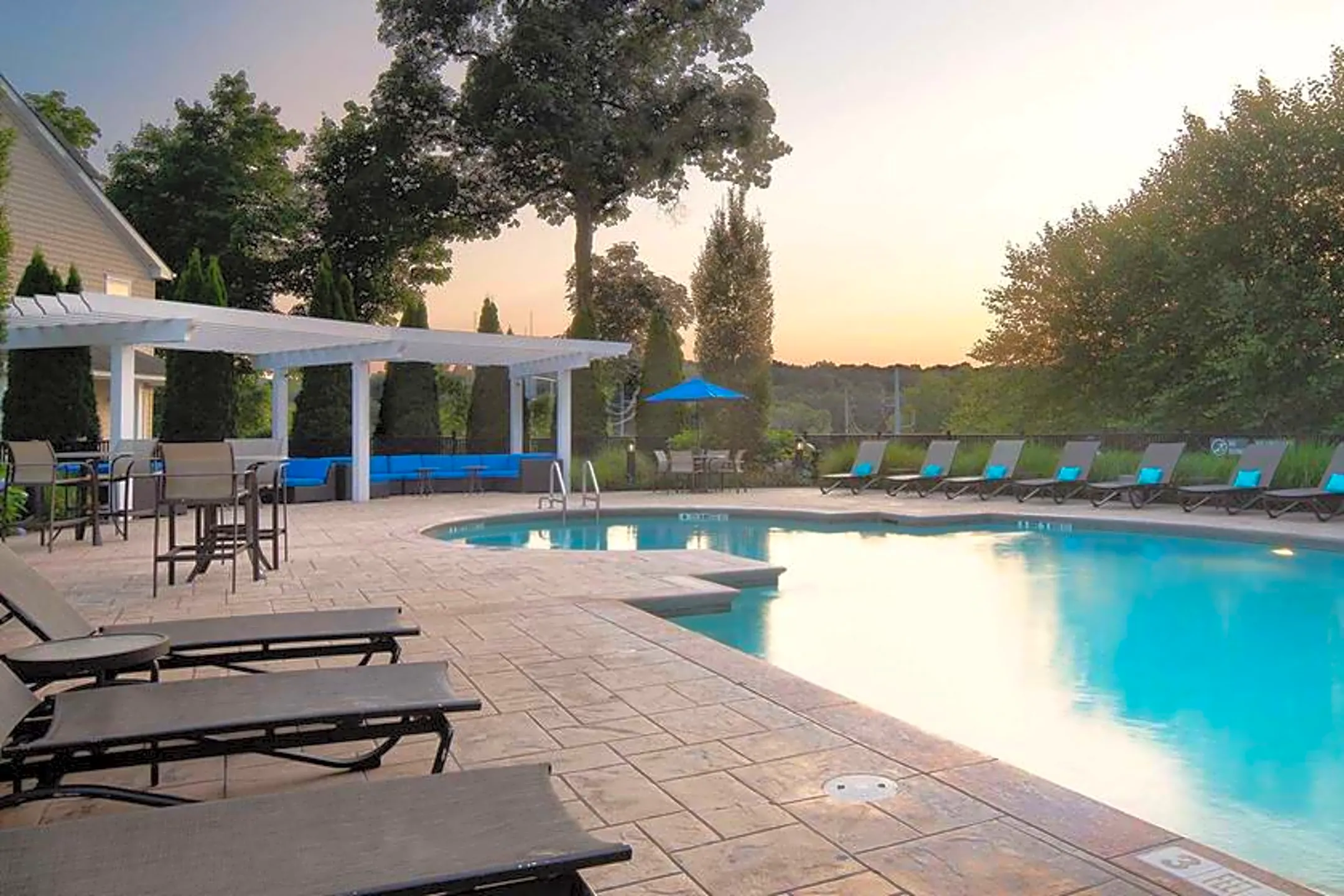 Pool - White Oaks At Wilton - Wilton, CT