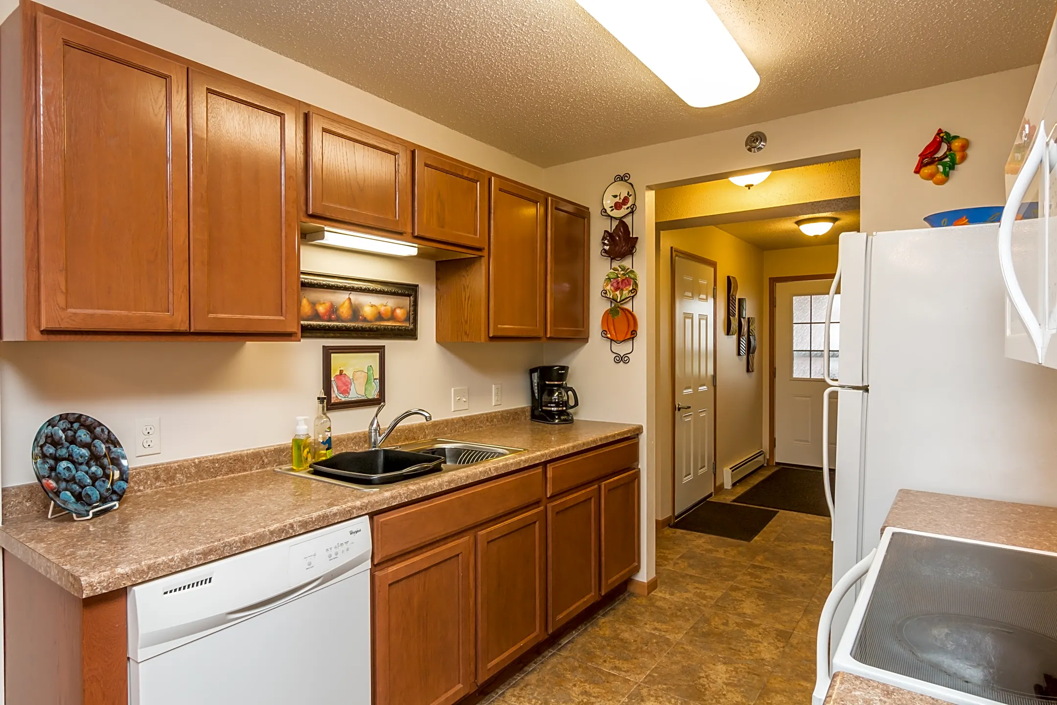 Kitchen - Dakota Commons Townhomes and Apartments - West Fargo, ND