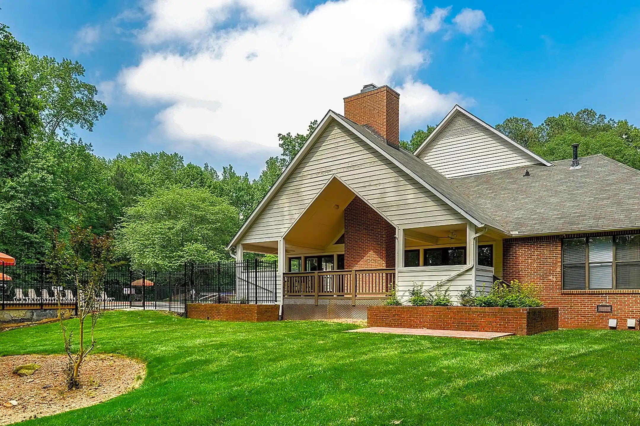 Retreat On Lake Lynn Apartments