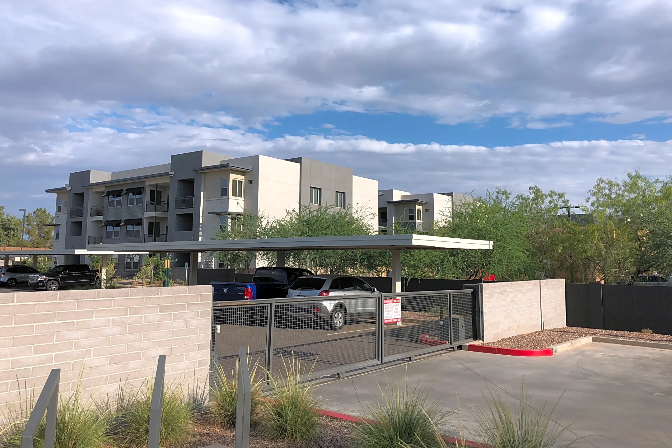 Valley Vista Apartments - 1561 S Val Vista Dr 