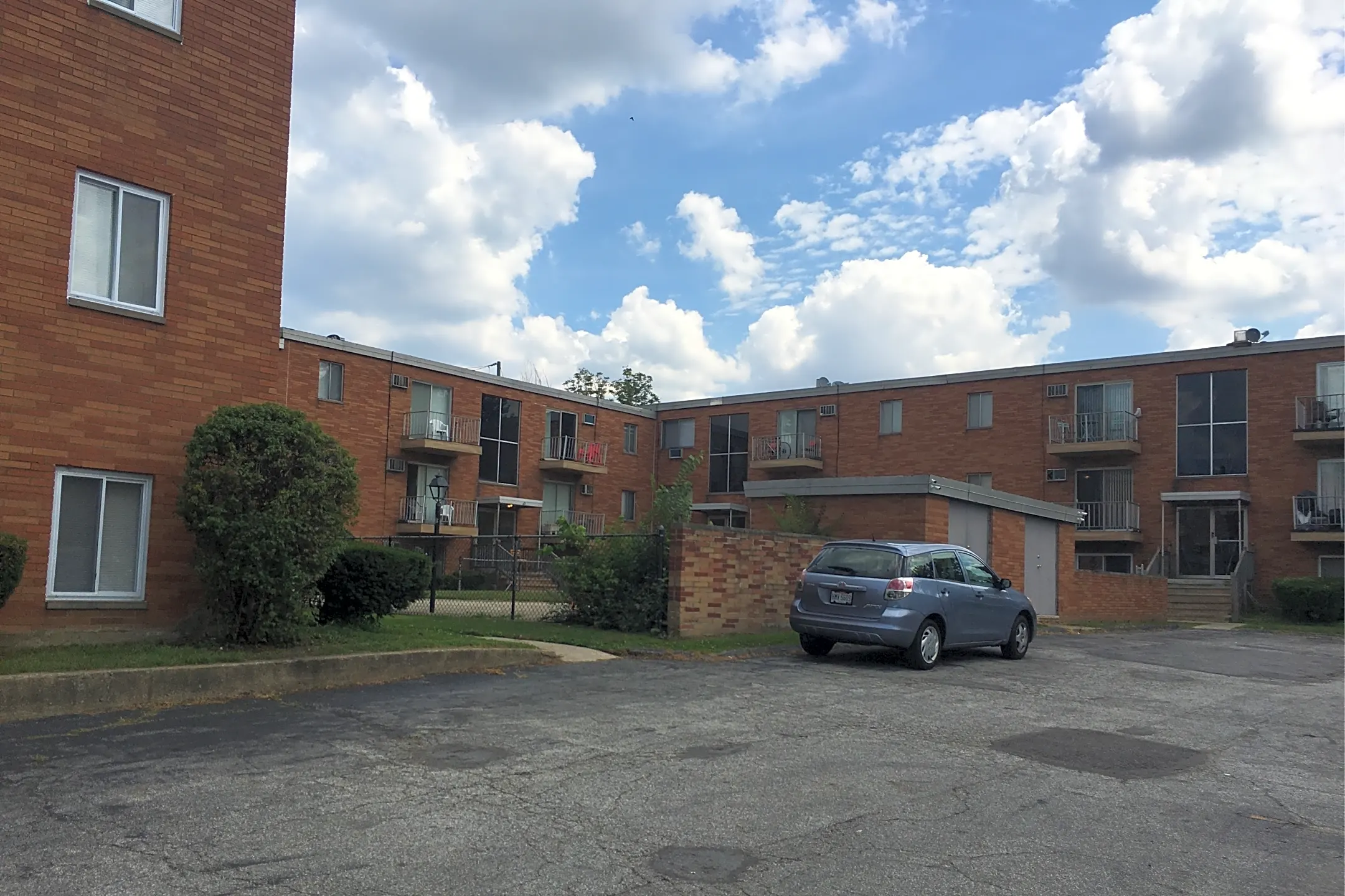 Highland Manor Apartments - 3601 W 117th St 