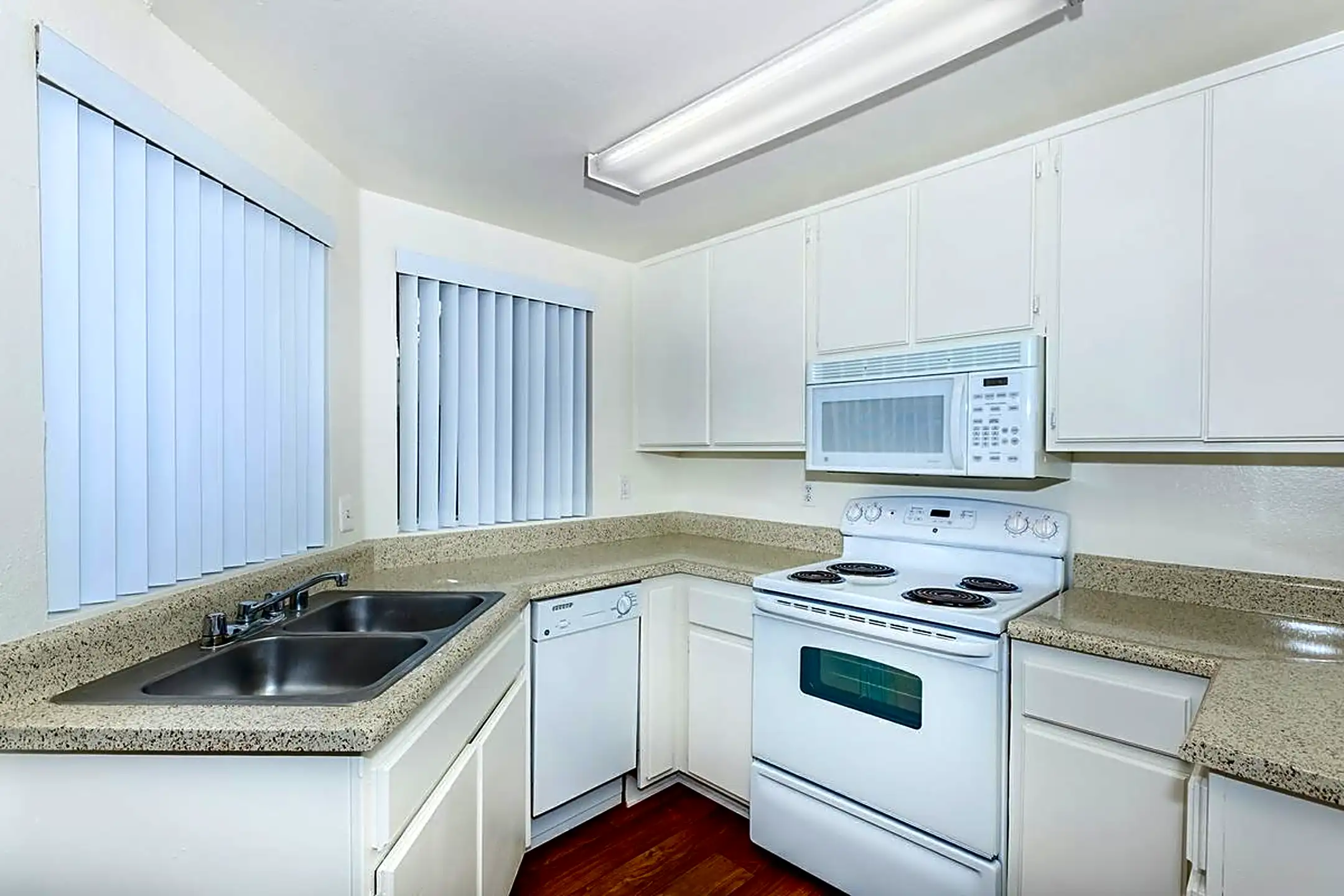 Kitchen - Mountain View Apartment Homes - Upland, CA