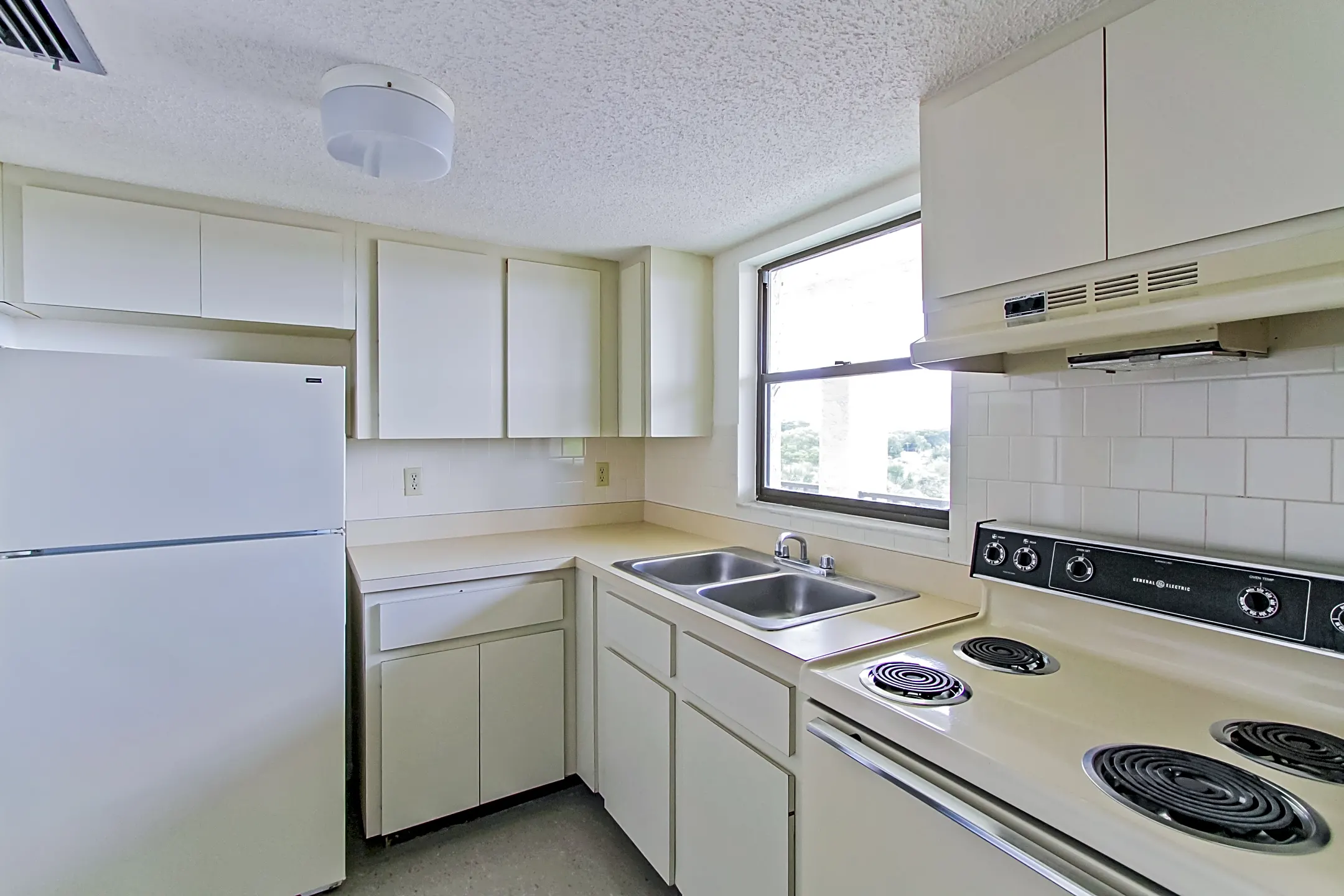 Bayshore Apartments - Bradenton, FL 34205