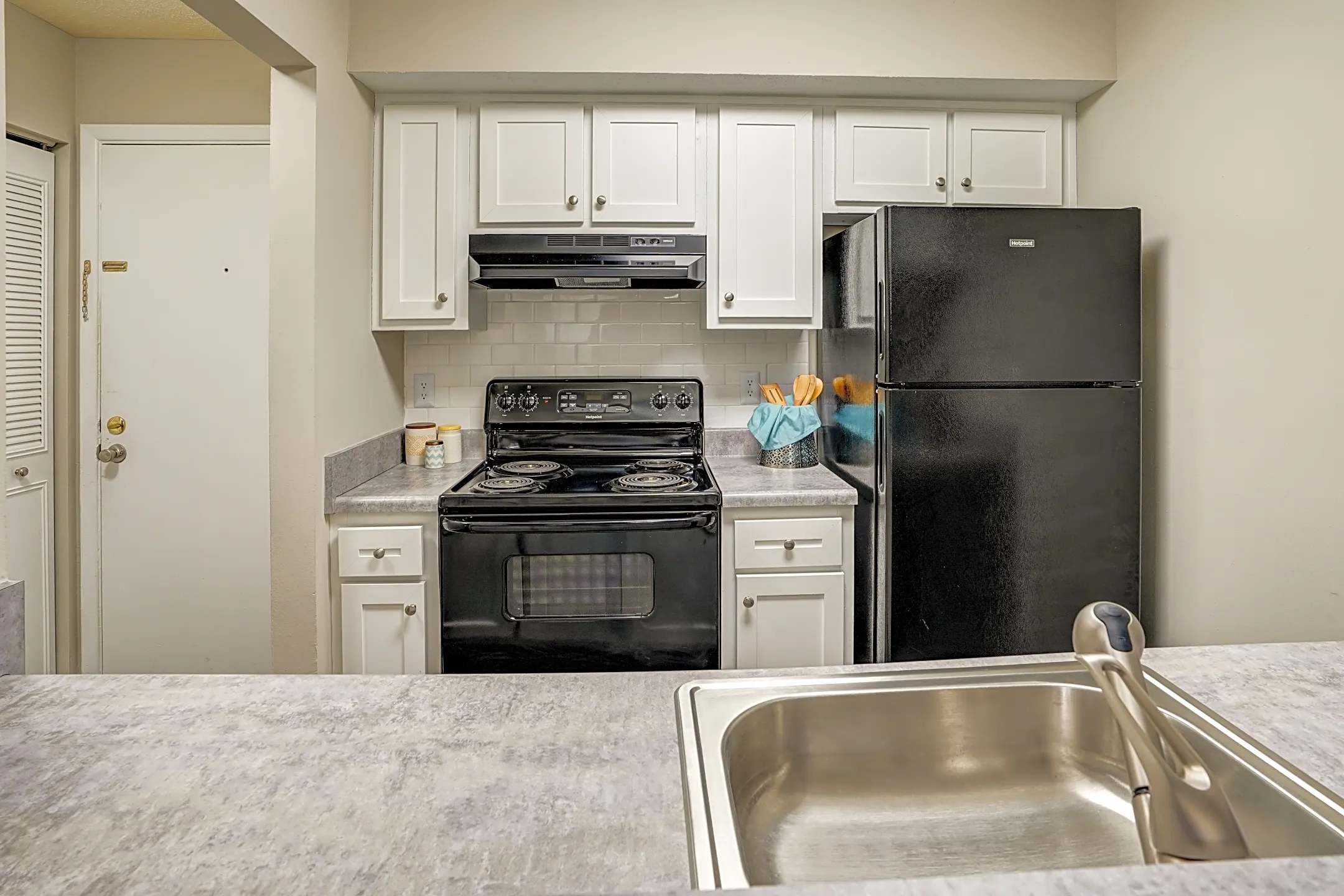 Kitchen - The M Club Apartments - Indianapolis, IN