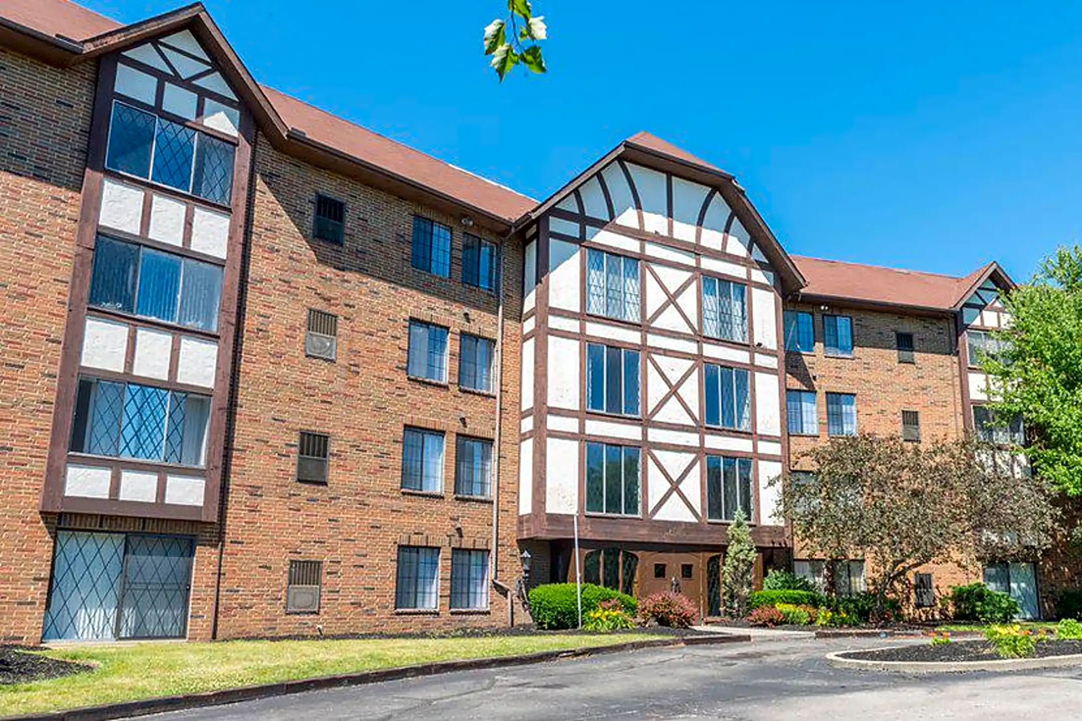 Emerick Manor Apartments 4671 Country Lane Warrensville Heights, OH