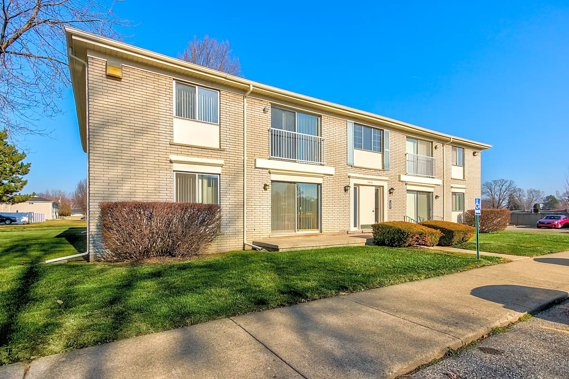 Sterling Knolls 11855 15 Mile Rd Sterling Heights, MI Apartments