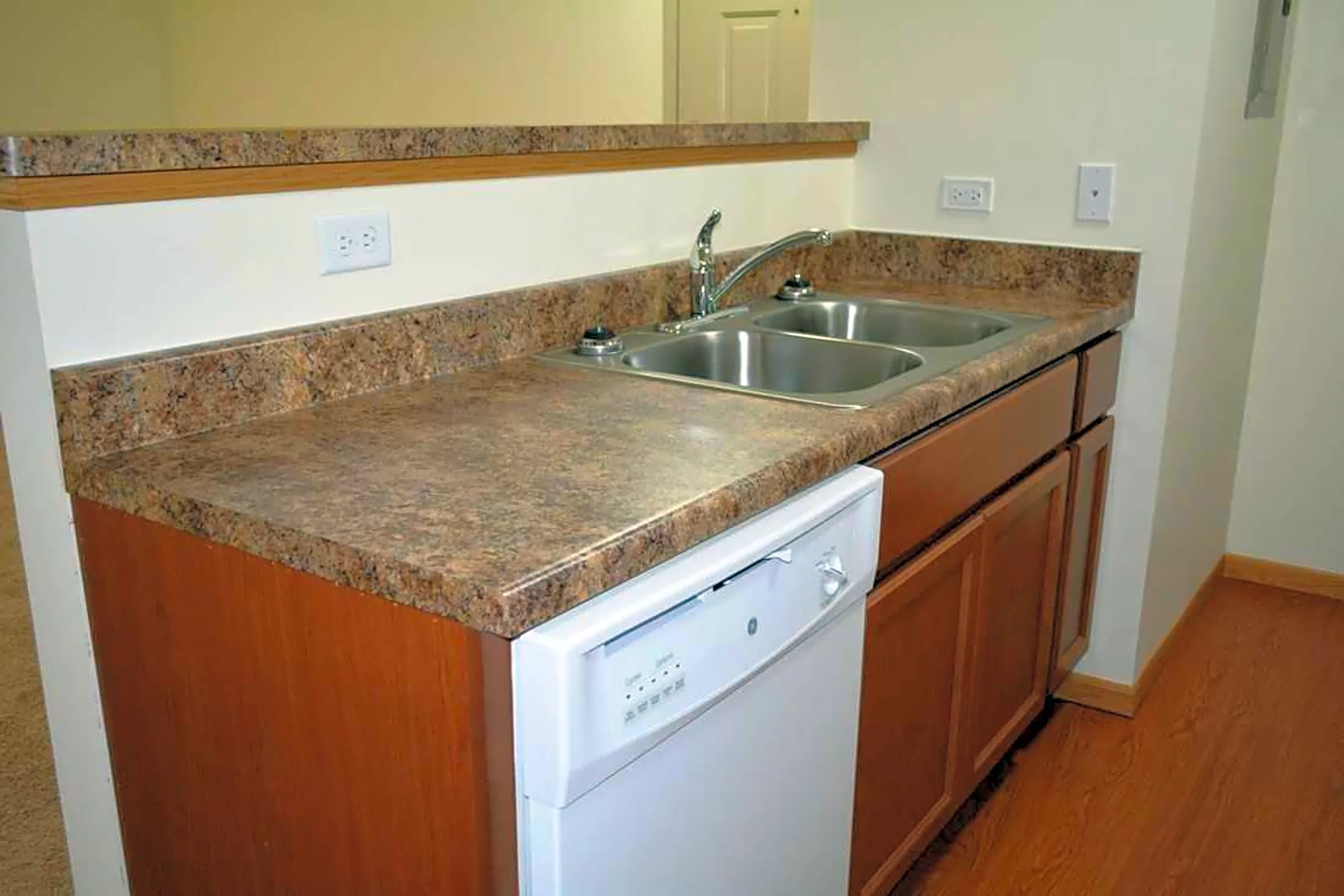 Kitchen - Walnut Ridge Apartments - Woodstock, IL