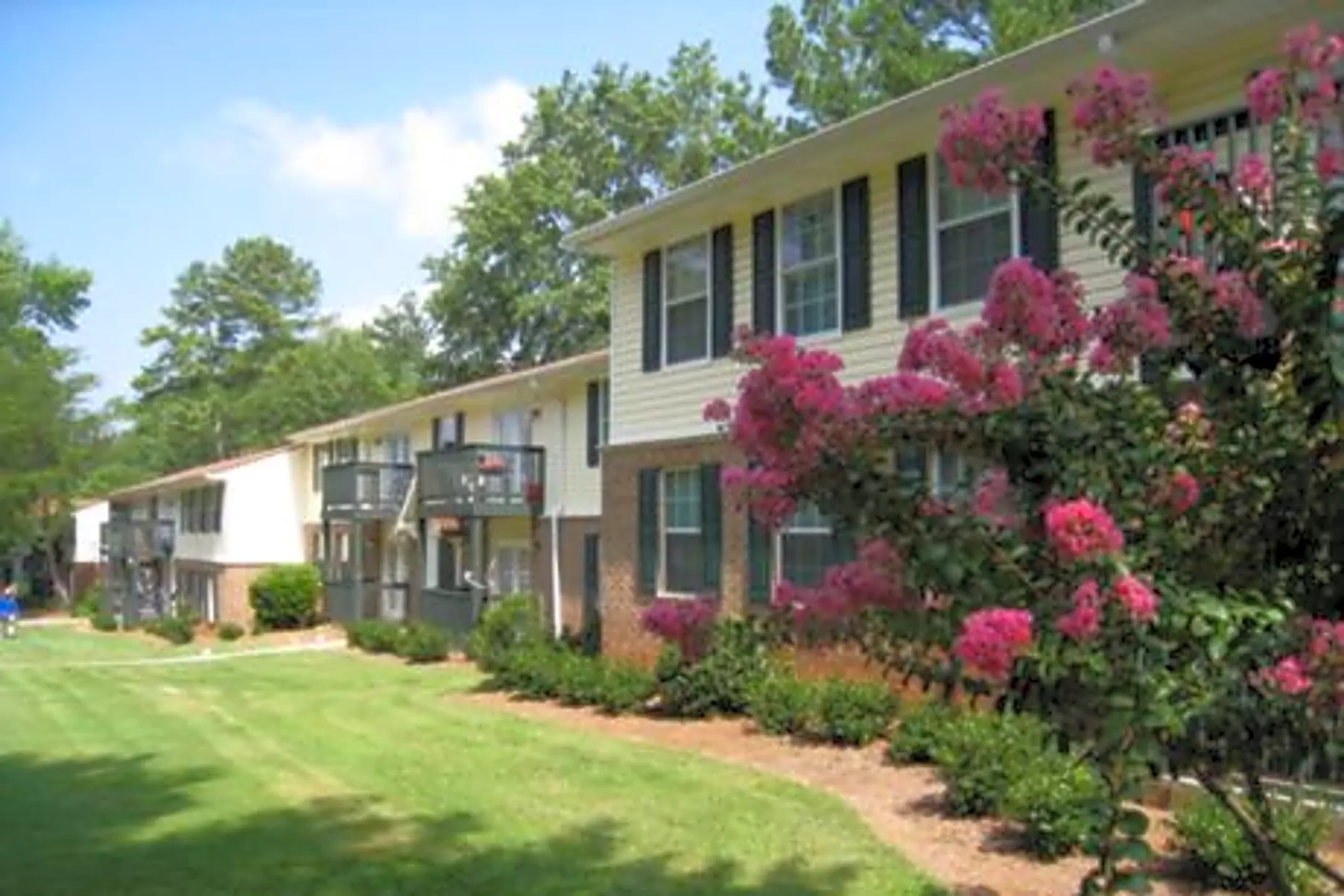 Emerald Pointe Apartments 501 Robers Drive Riverdale, GA for Rent
