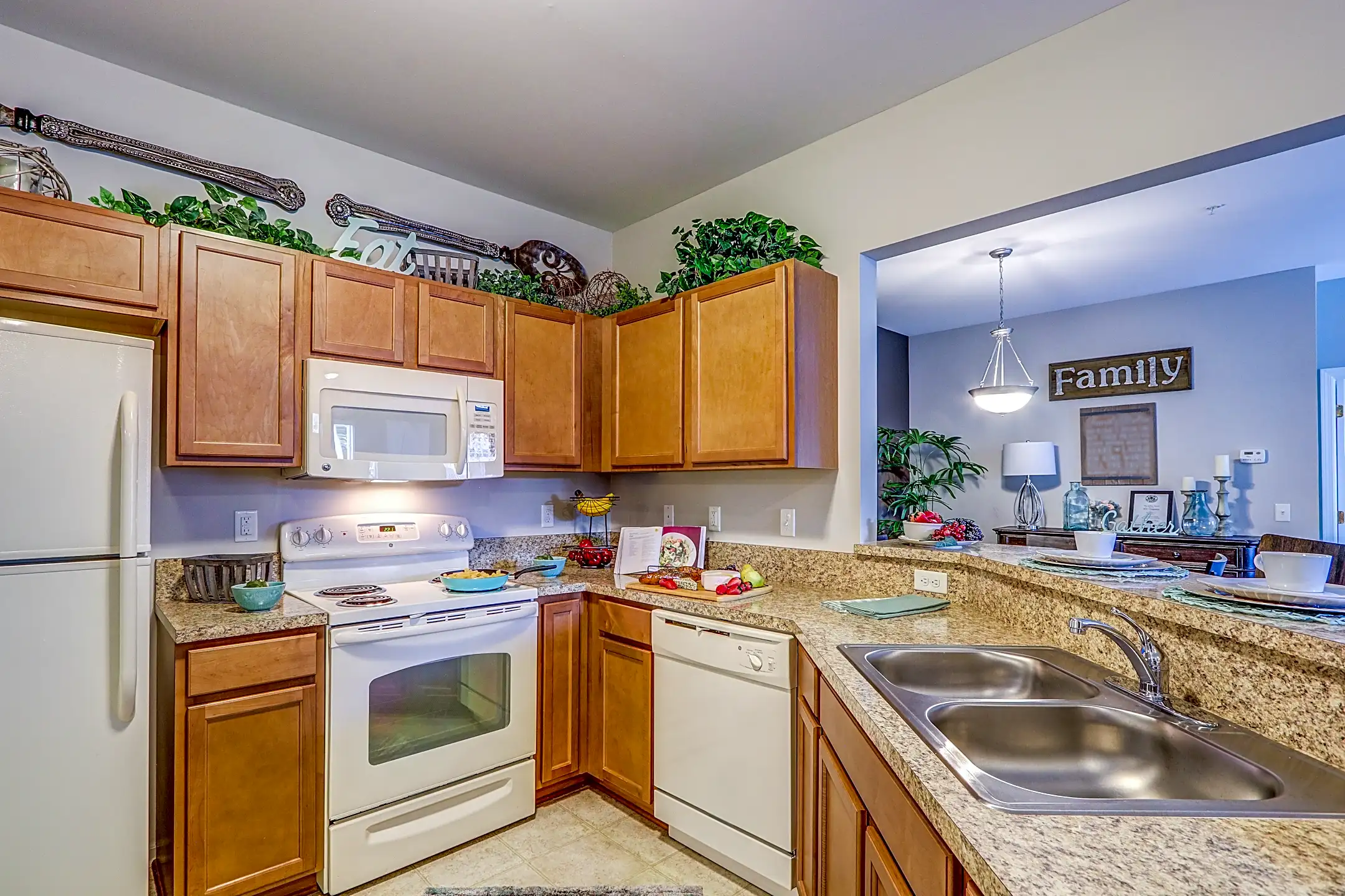 Ashford Apartments w/ Garages Shelby Township, MI 48317