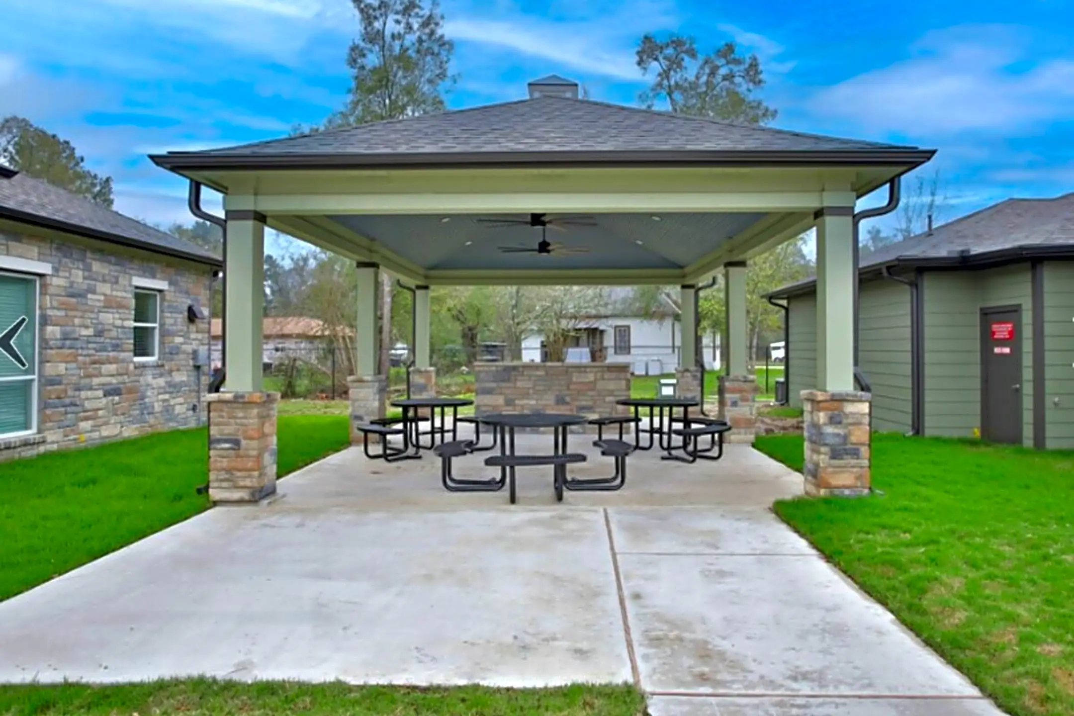 Livingston Pioneer Crossing 1101 North Dogwood Avenue Livingston