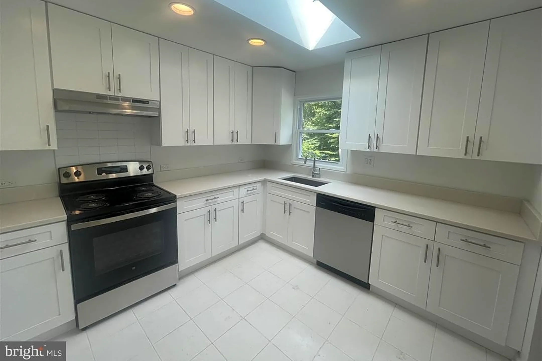 Kitchen - 13414 Queens Ln - Fort Washington, MD