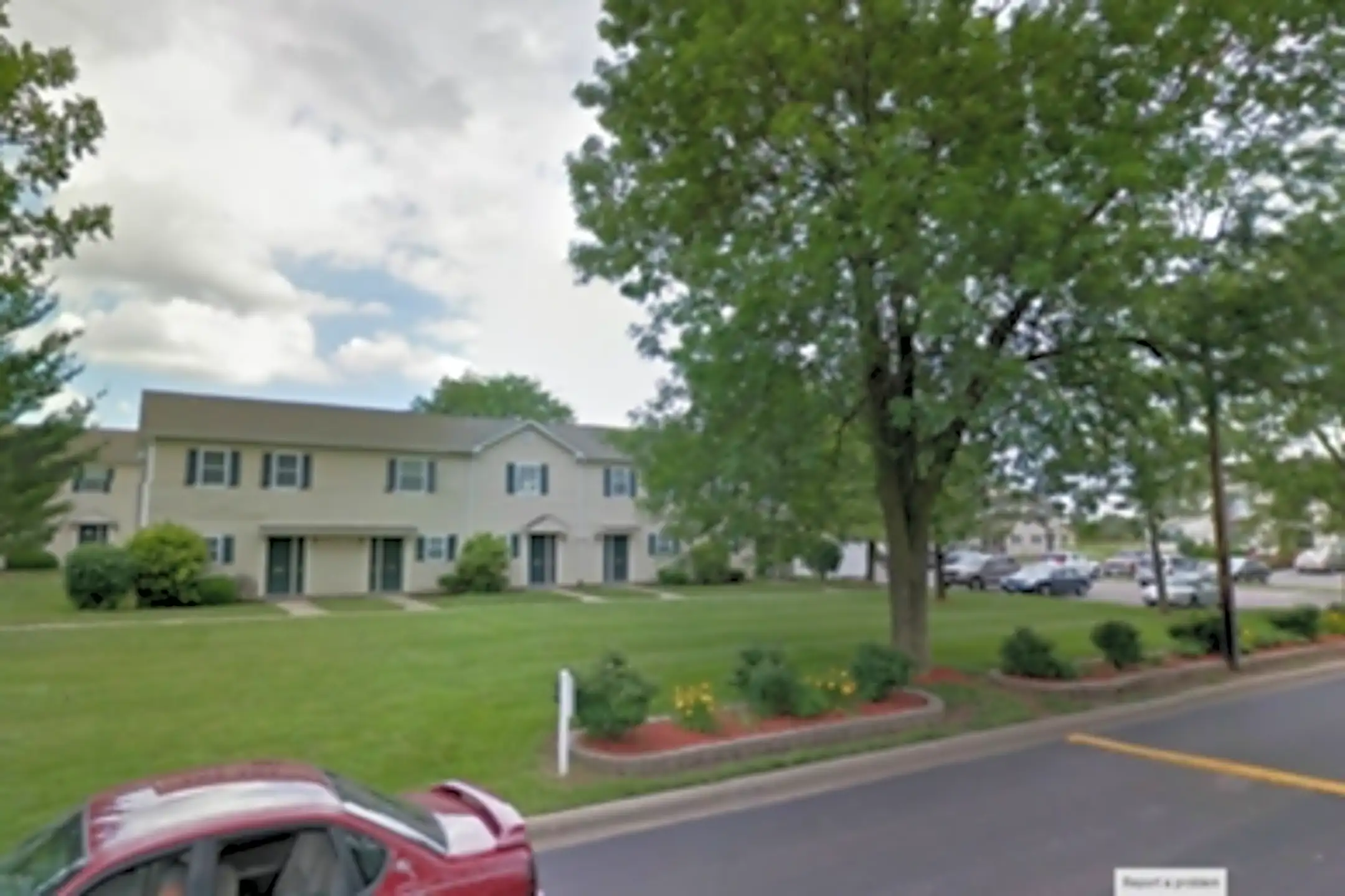 St. Clair Village 409 Carlyle E Belleville, IL Apartments for Rent