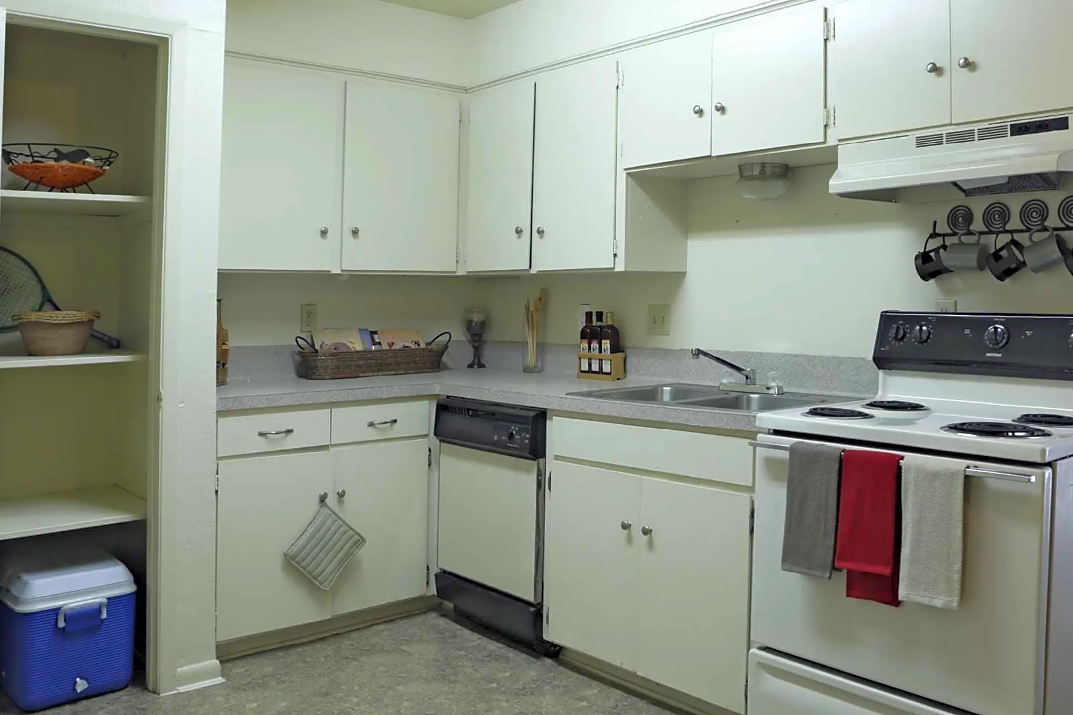 Kitchen - College Main Apartments - Bryan, TX