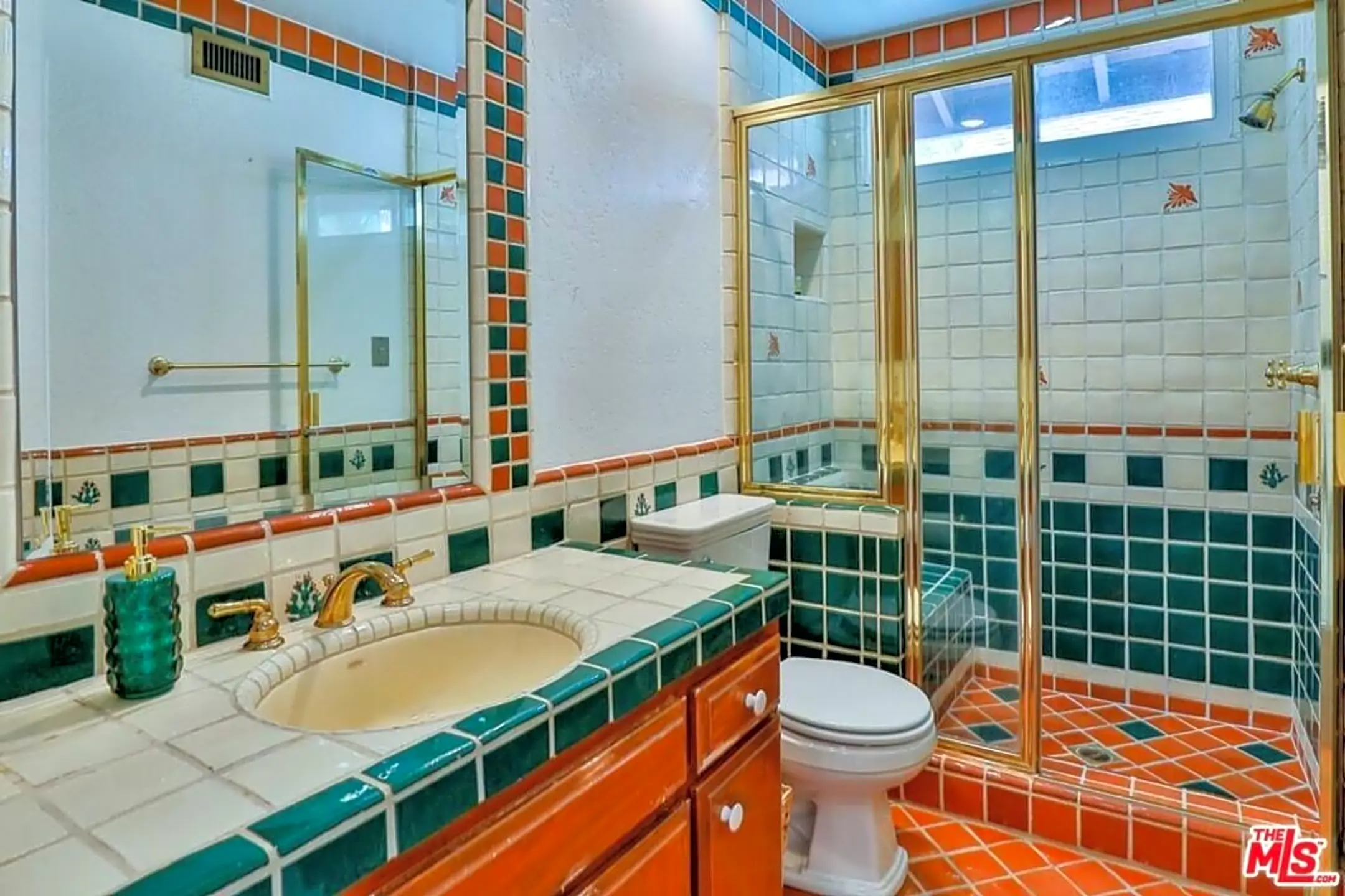 Bathroom - 13926 Magnolia Blvd - Los Angeles, CA
