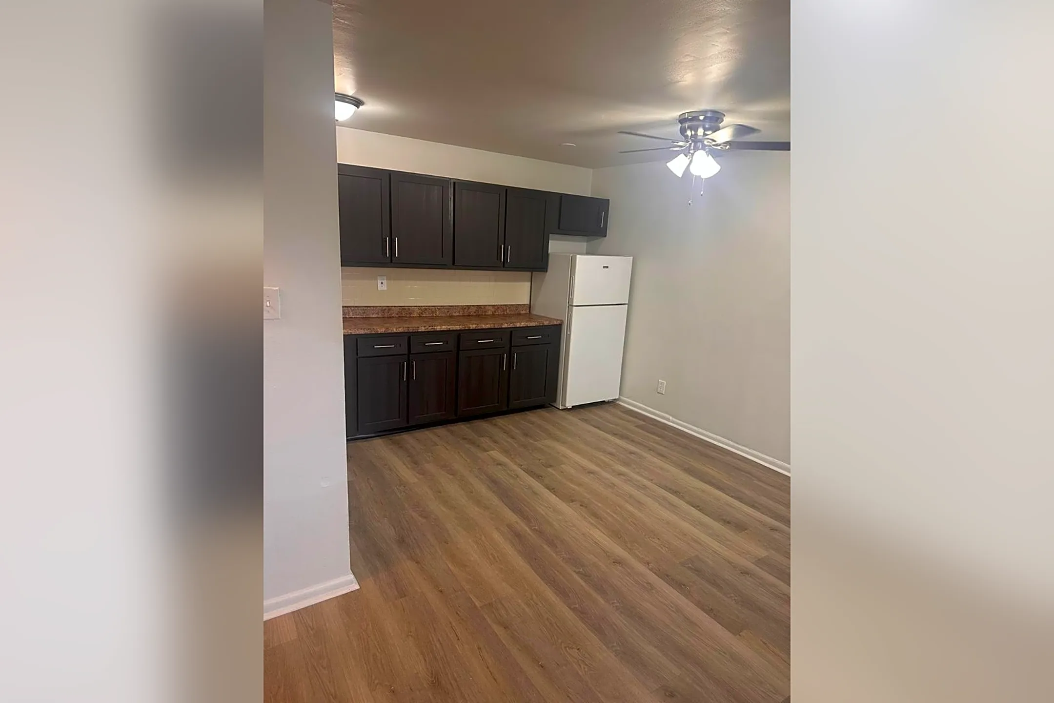 1001 Black Horse Pike Houses Runnemede, NJ 08078