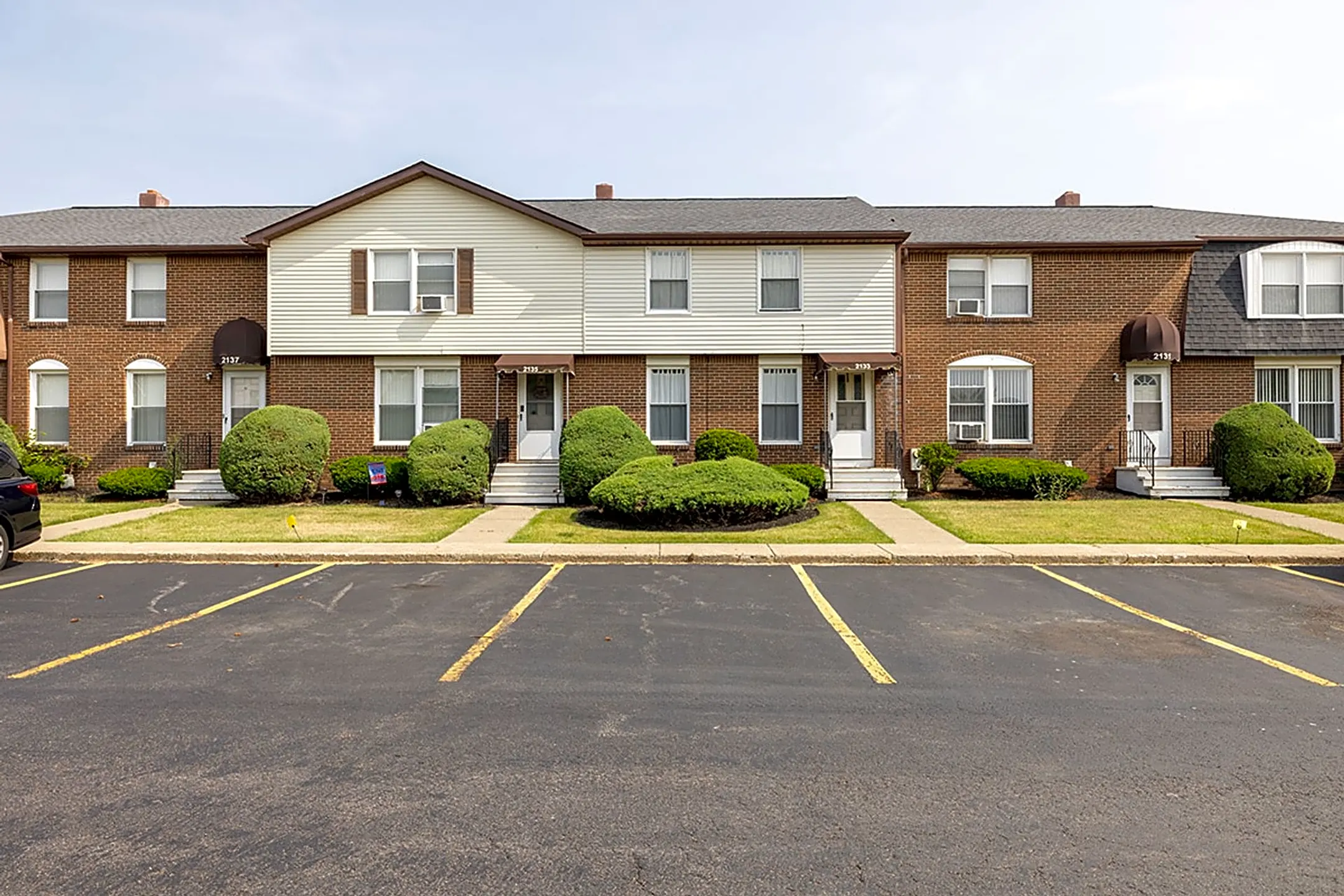 Town Hall Terrace Apartments - 2255 Center Terrace | Grand Island, NY 