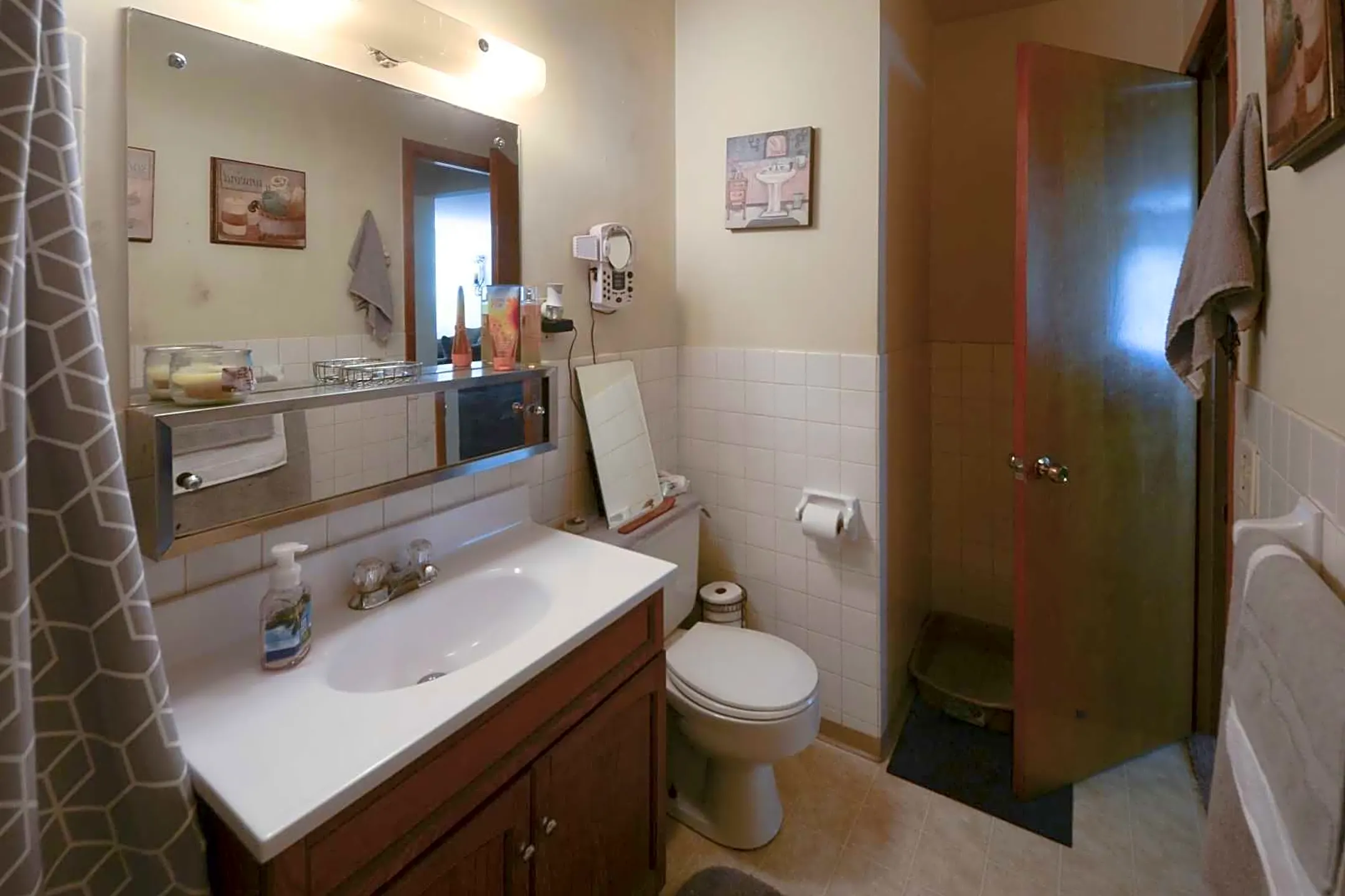 Bathroom - Minnehaha Apartments - Saint Paul, MN