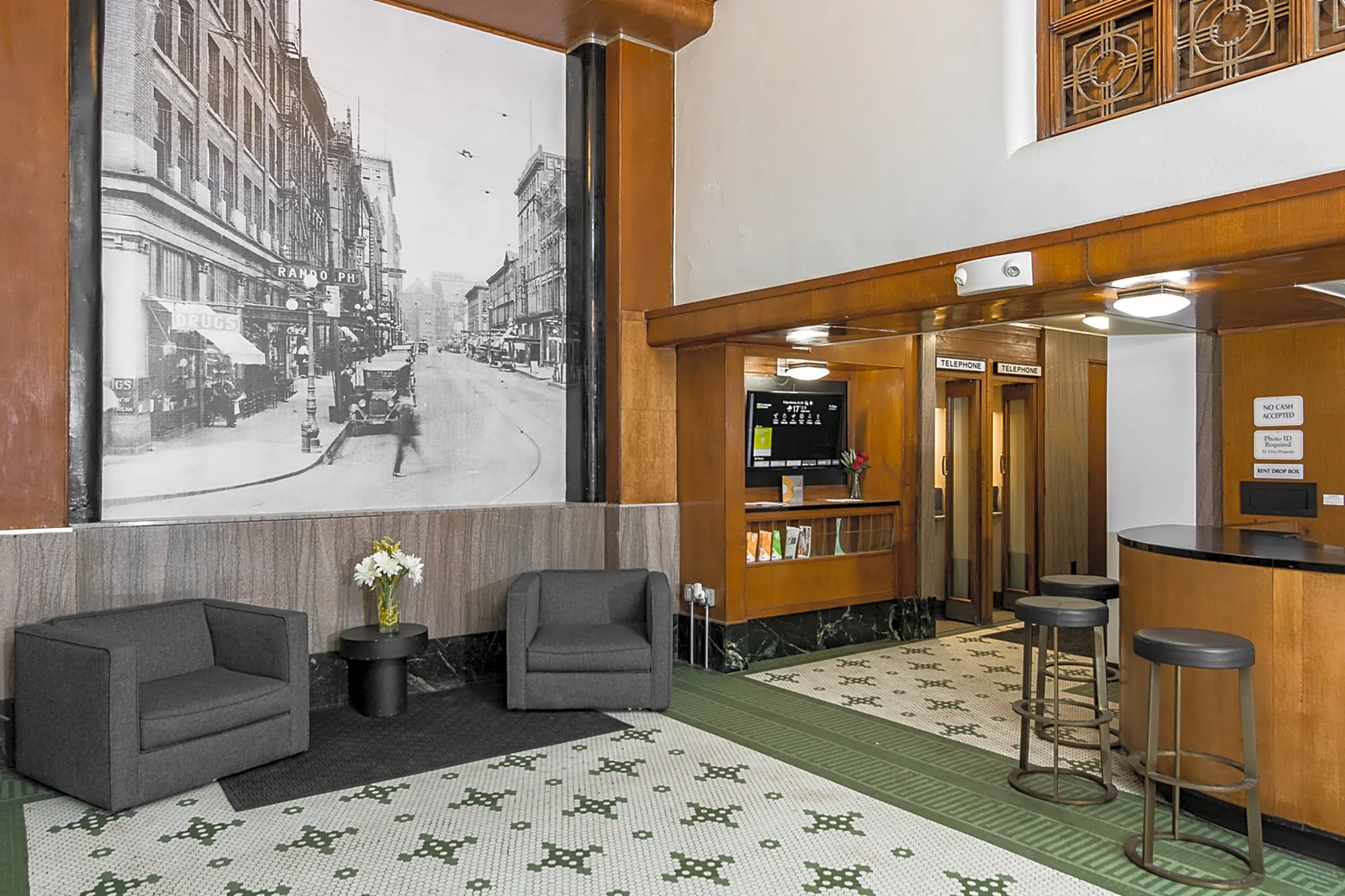 Foyer, Entryway - The Randolph Apartments - Des Moines, IA
