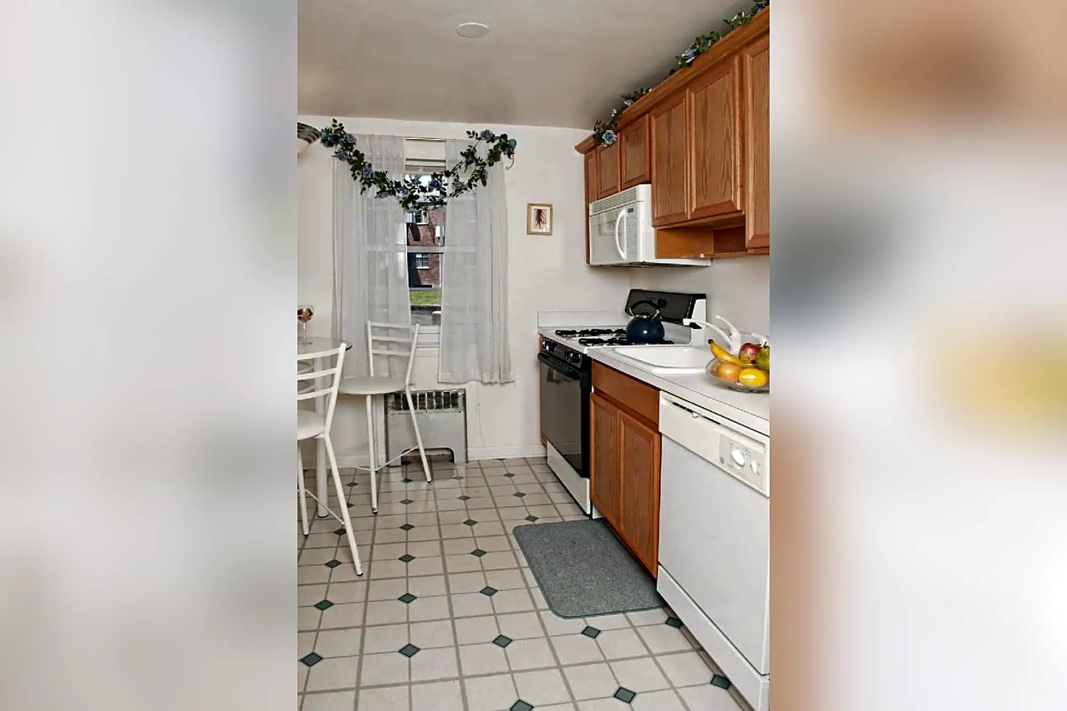 Kitchen - Hollow Run at Fairlawn - Fair Lawn, NJ